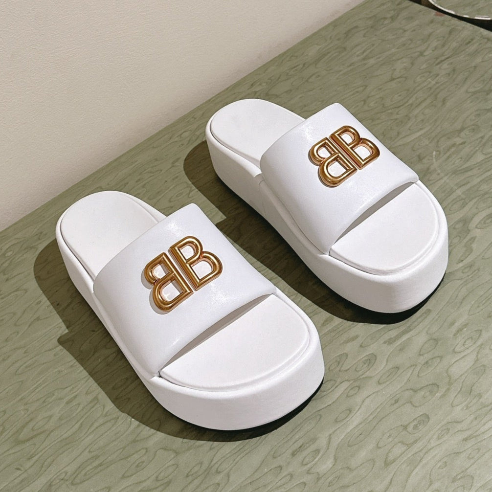 RISE SANDALS IN WHITE SHINY LAMBSKIN GOLD BUCKLE - 35