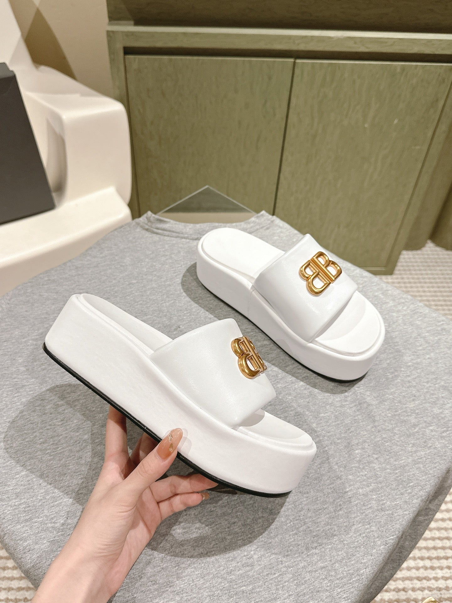 RISE SANDALS IN WHITE SHINY LAMBSKIN GOLD BUCKLE - 35