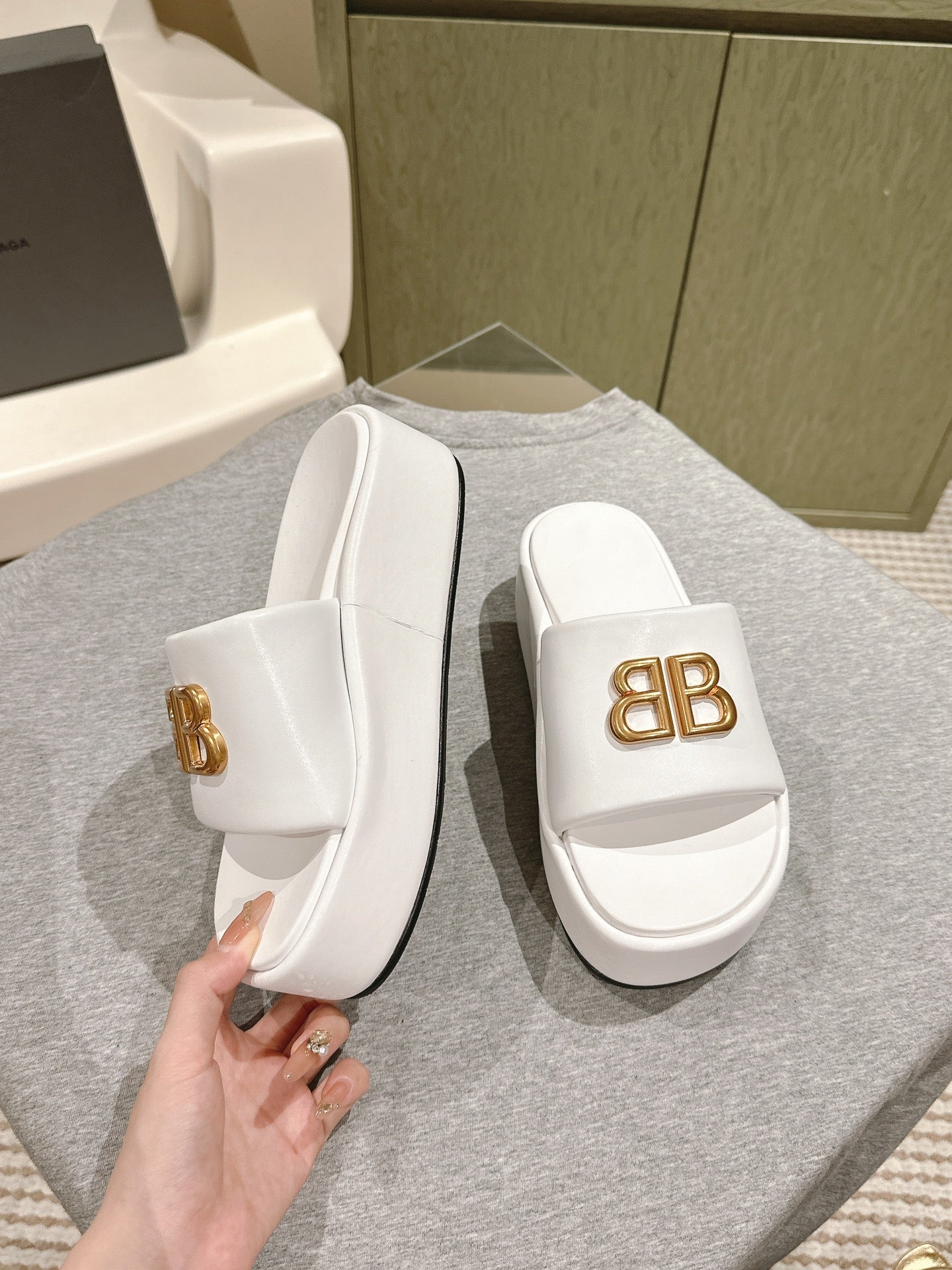 RISE SANDALS IN WHITE SHINY LAMBSKIN GOLD BUCKLE - 35