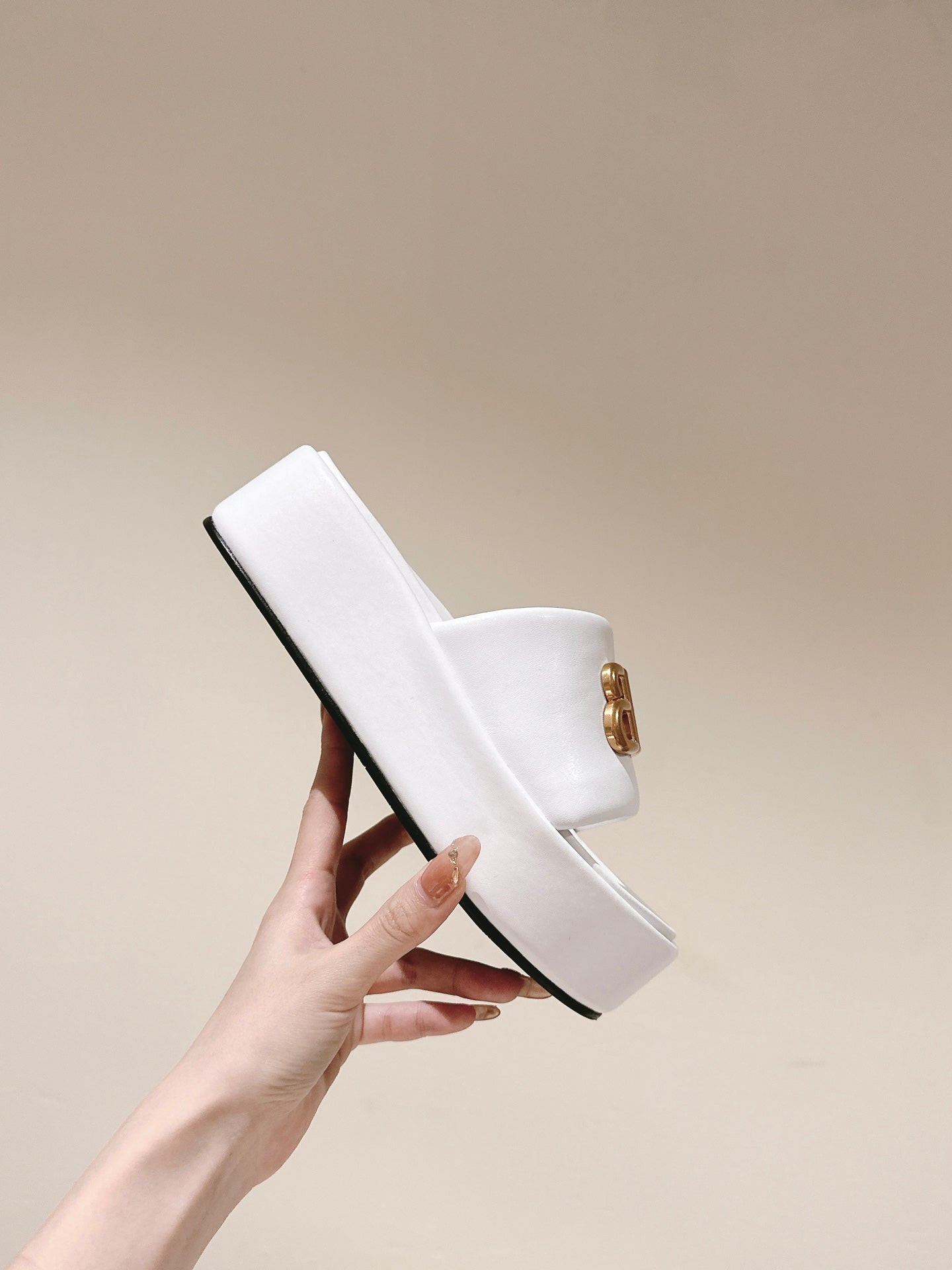RISE SANDALS IN WHITE SHINY LAMBSKIN GOLD BUCKLE - 35