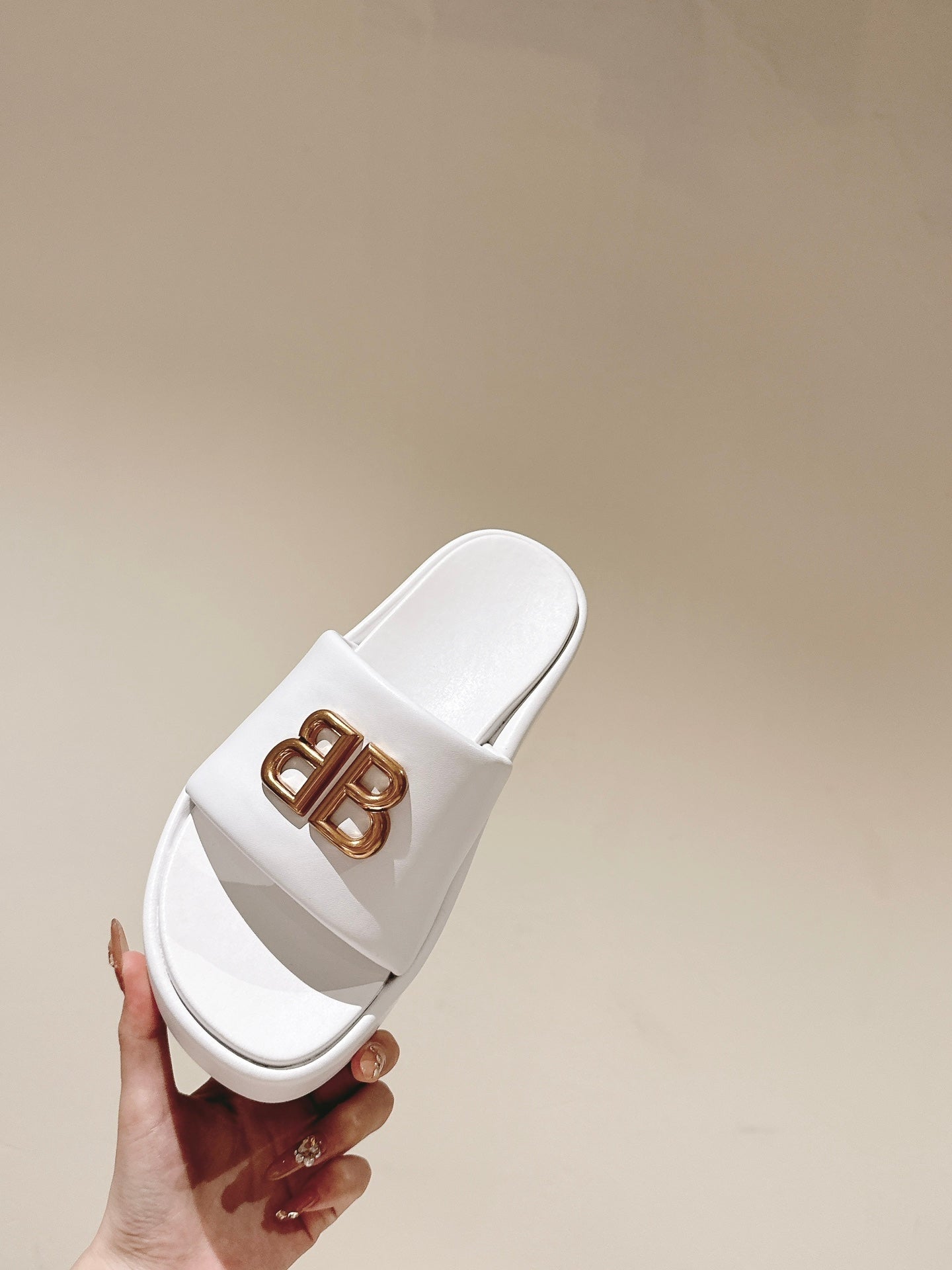 RISE SANDALS IN WHITE SHINY LAMBSKIN GOLD BUCKLE - 35