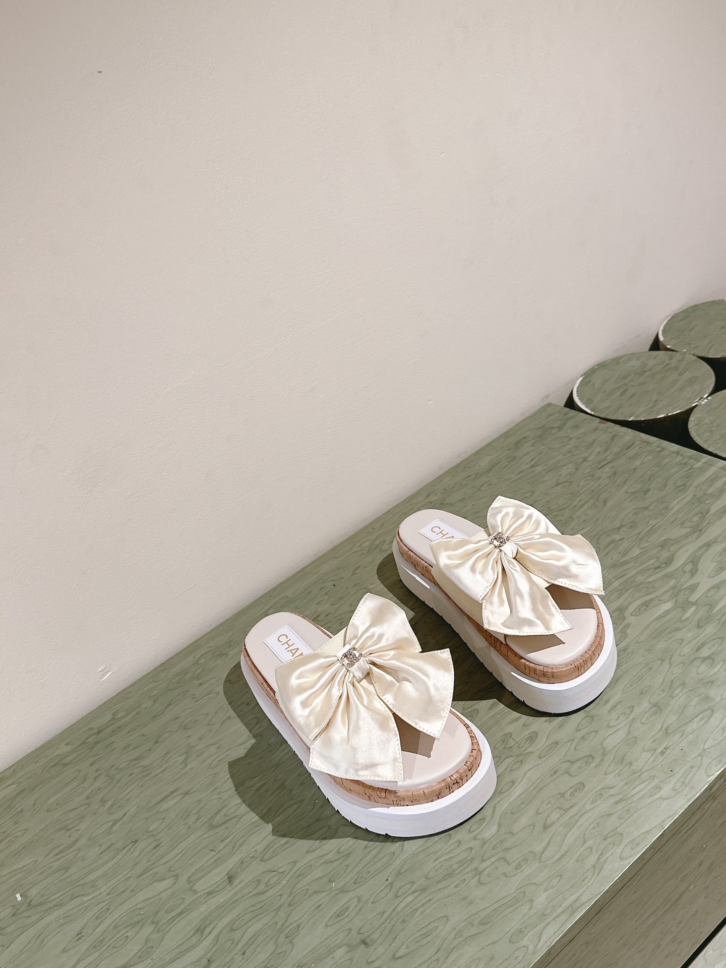 CC SLIPPERS WITH SILK BOW IN WHITE COWHIDE - 34