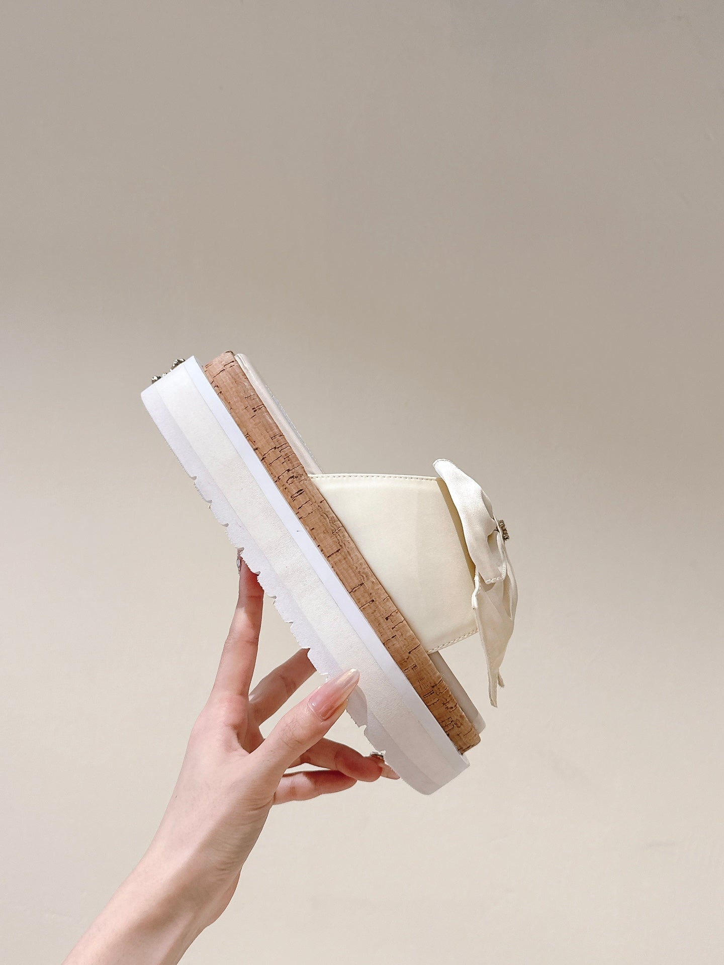 CC SLIPPERS WITH SILK BOW IN WHITE COWHIDE - 34