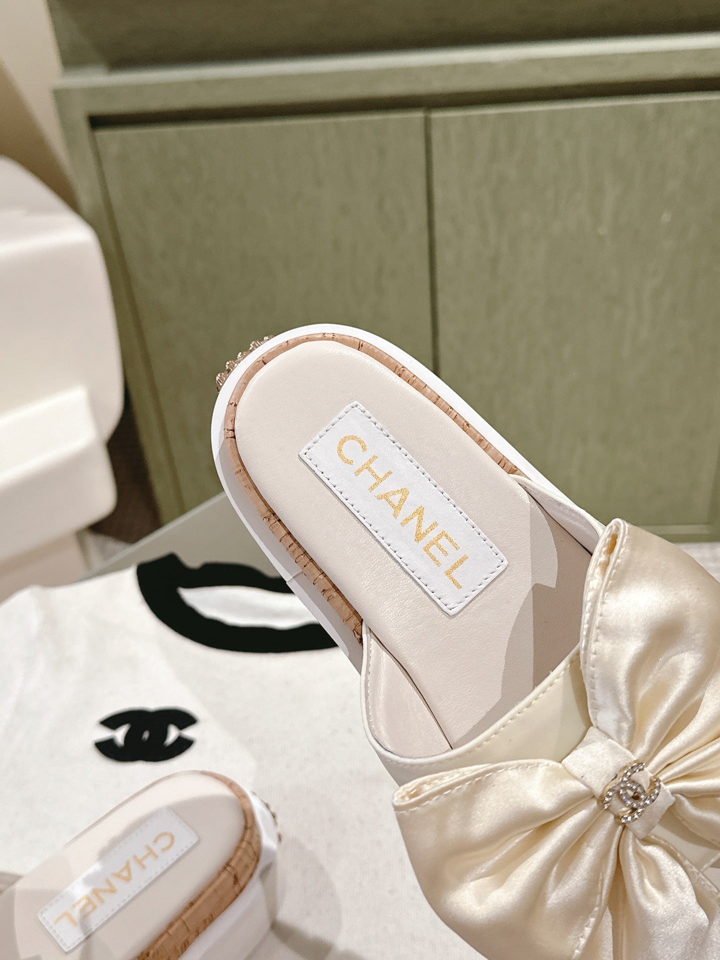 CC SLIPPERS WITH SILK BOW IN WHITE COWHIDE - 34