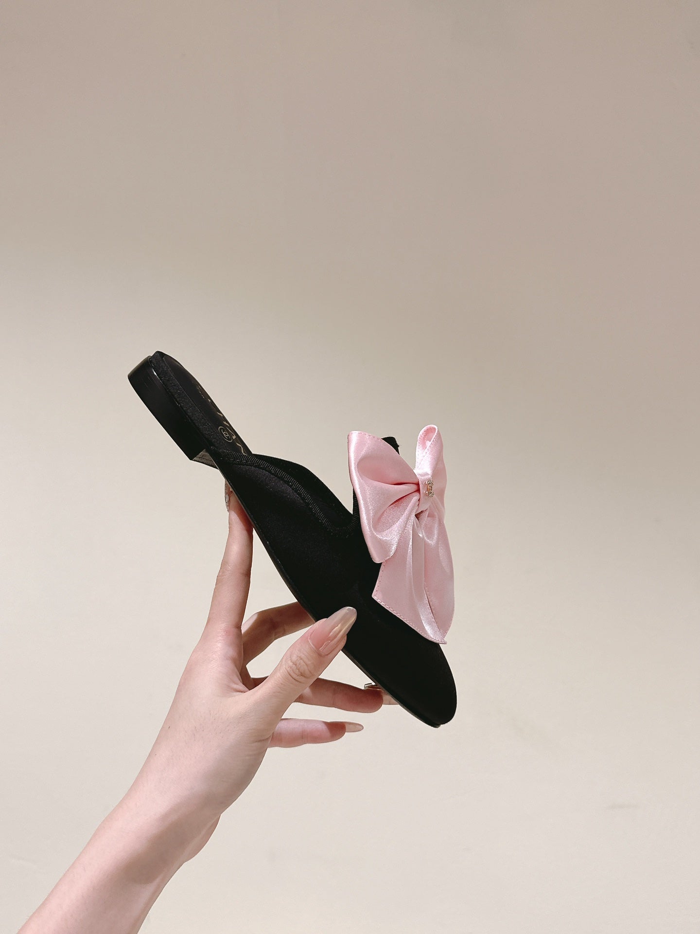CC MULE WITH SILK LIGHT PINK BOW AND BLACK LAMBSKIN - 35