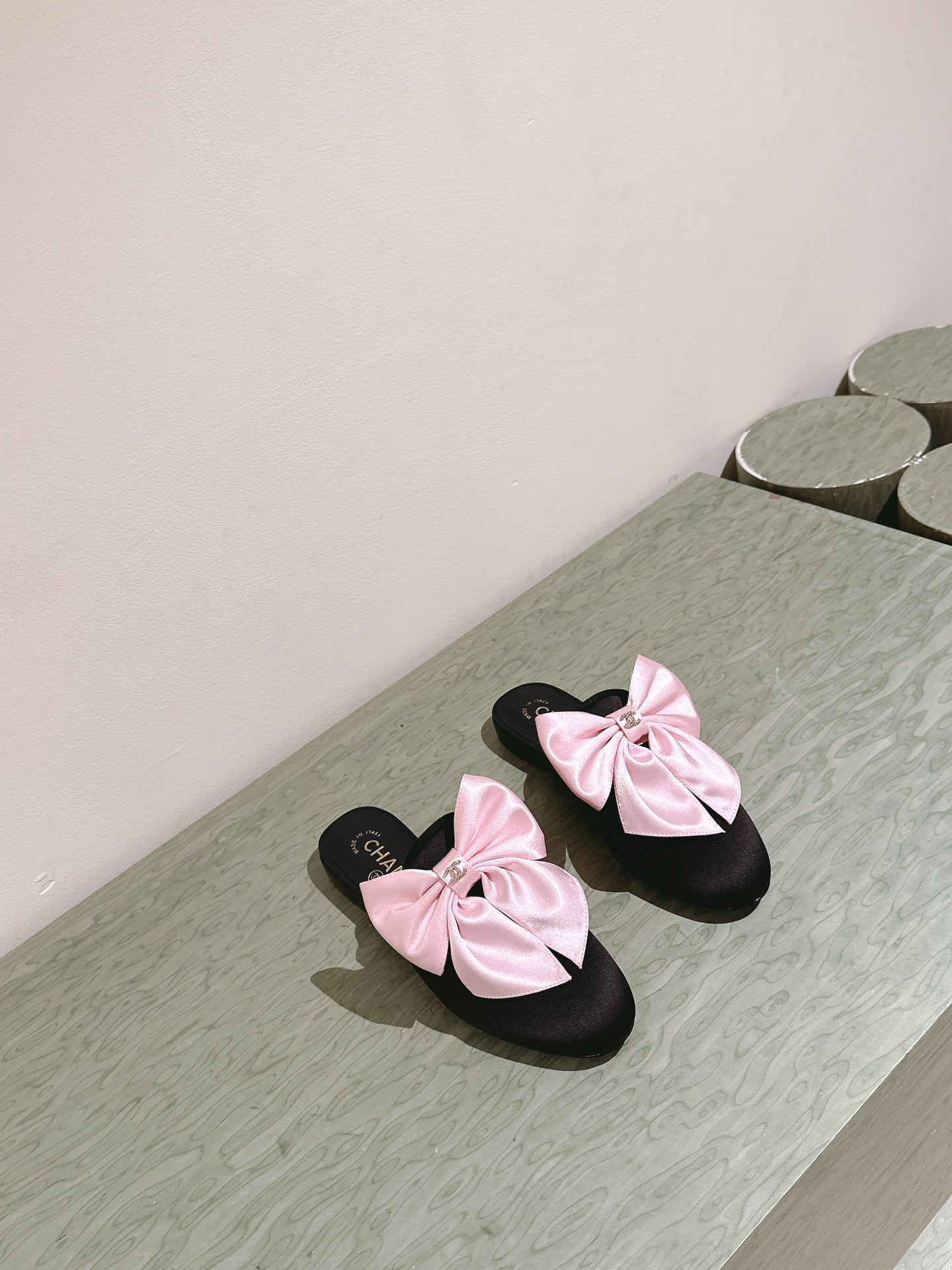 CC MULE WITH SILK LIGHT PINK BOW AND BLACK LAMBSKIN - 35
