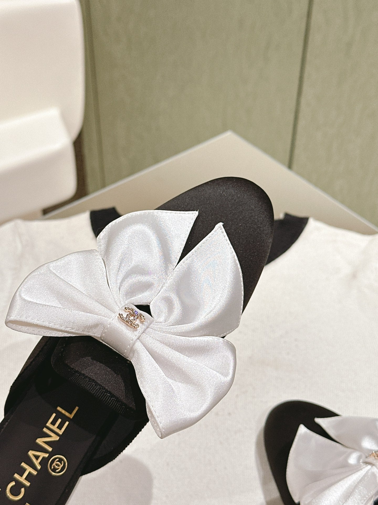 CC MULE WITH SILK WHITE BOW AND BLACK LAMBSKIN - 35