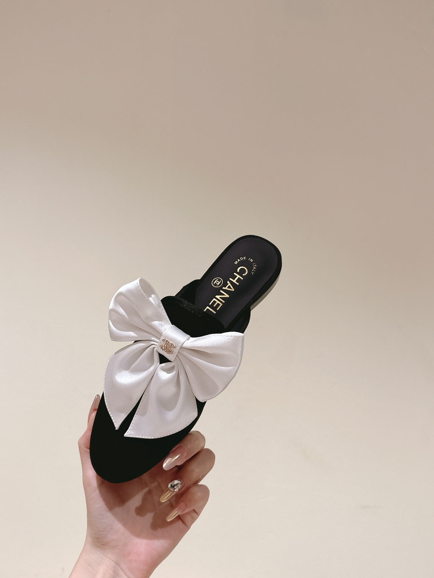 CC MULE WITH SILK WHITE BOW AND BLACK LAMBSKIN - 35
