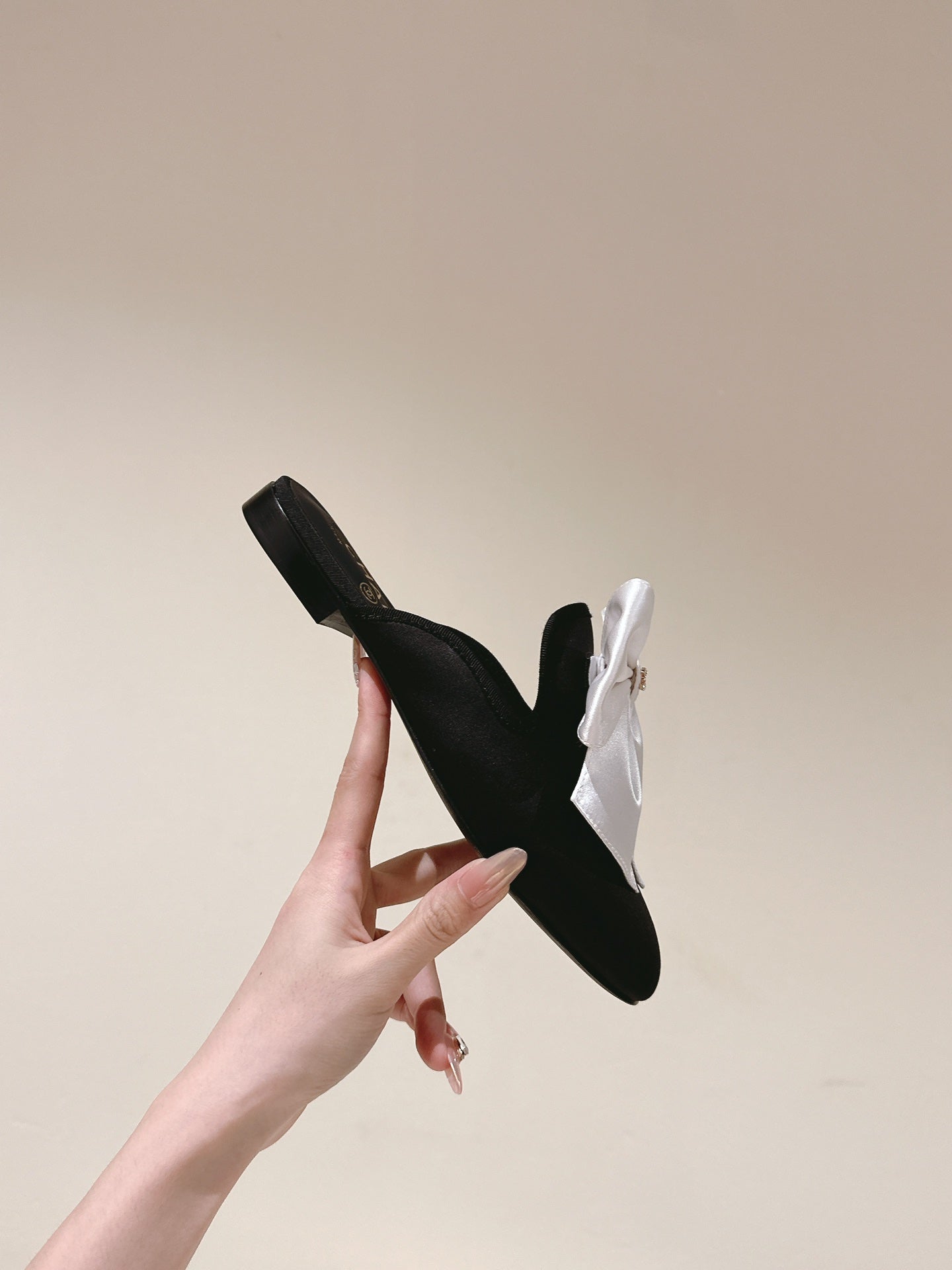 CC MULE WITH SILK WHITE BOW AND BLACK LAMBSKIN - 35