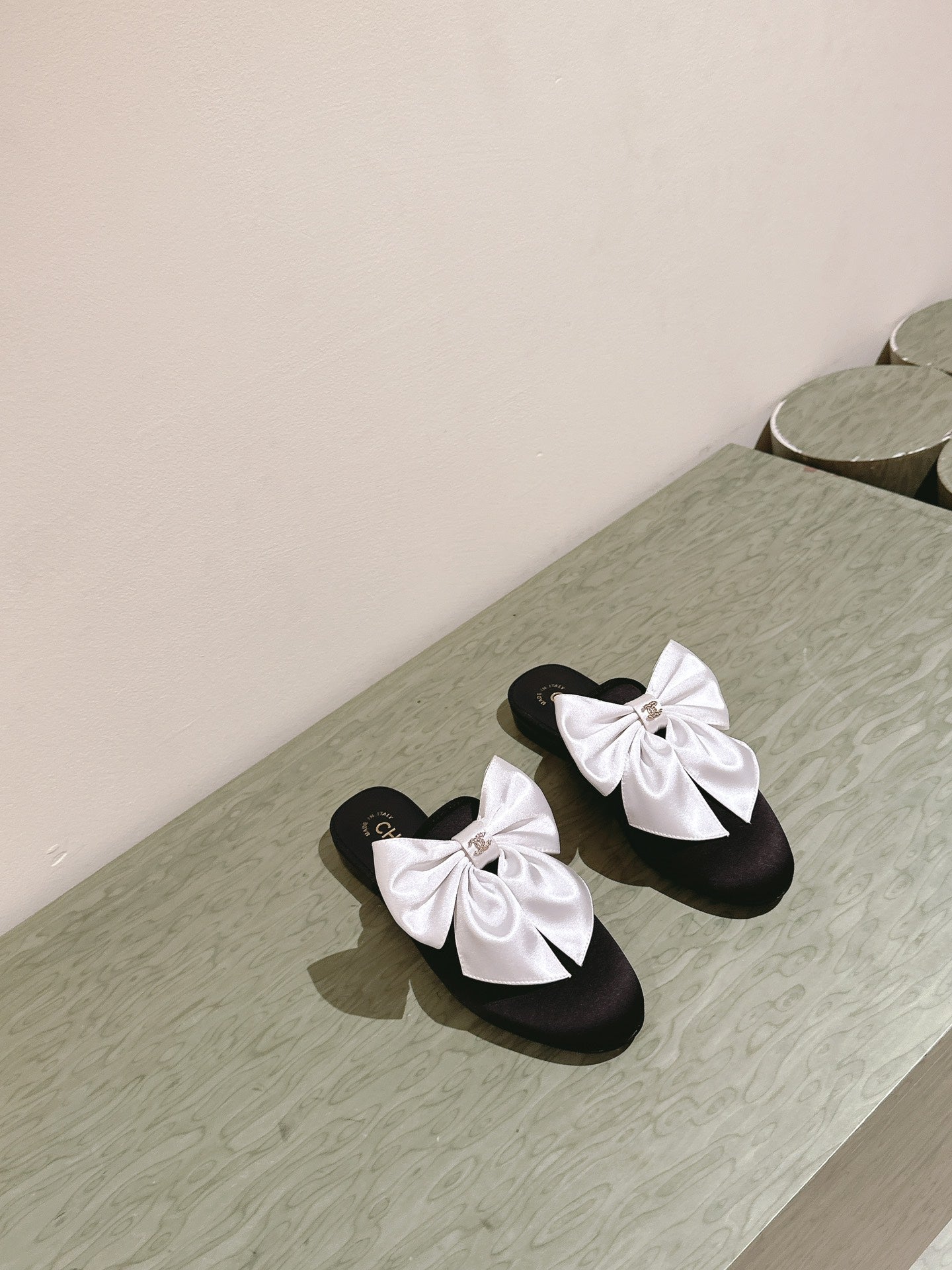 CC MULE WITH SILK WHITE BOW AND BLACK LAMBSKIN - 35