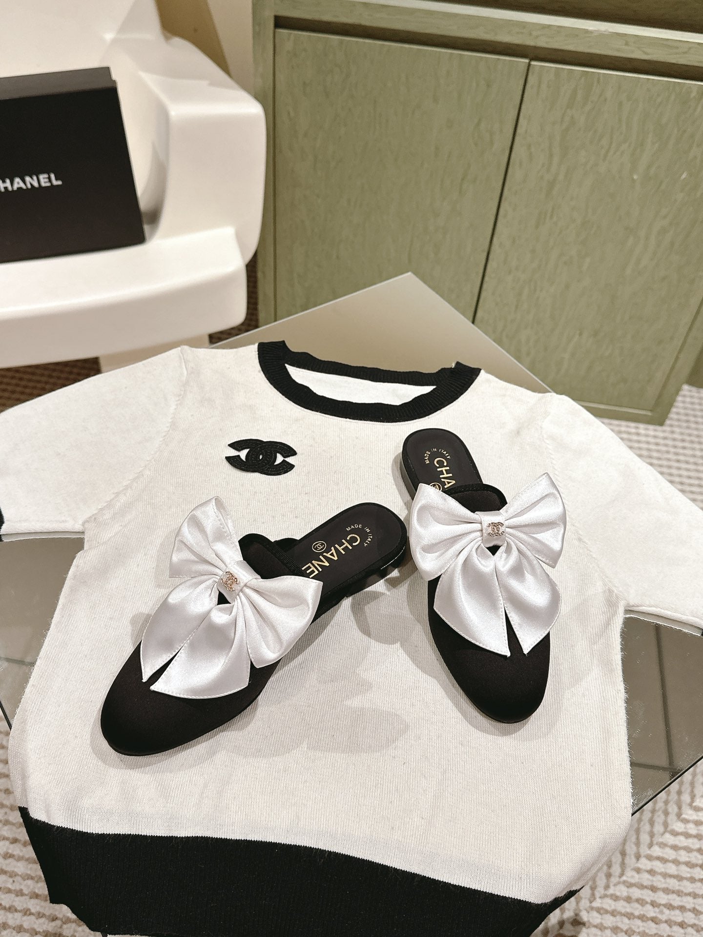 CC MULE WITH SILK WHITE BOW AND BLACK LAMBSKIN - 35