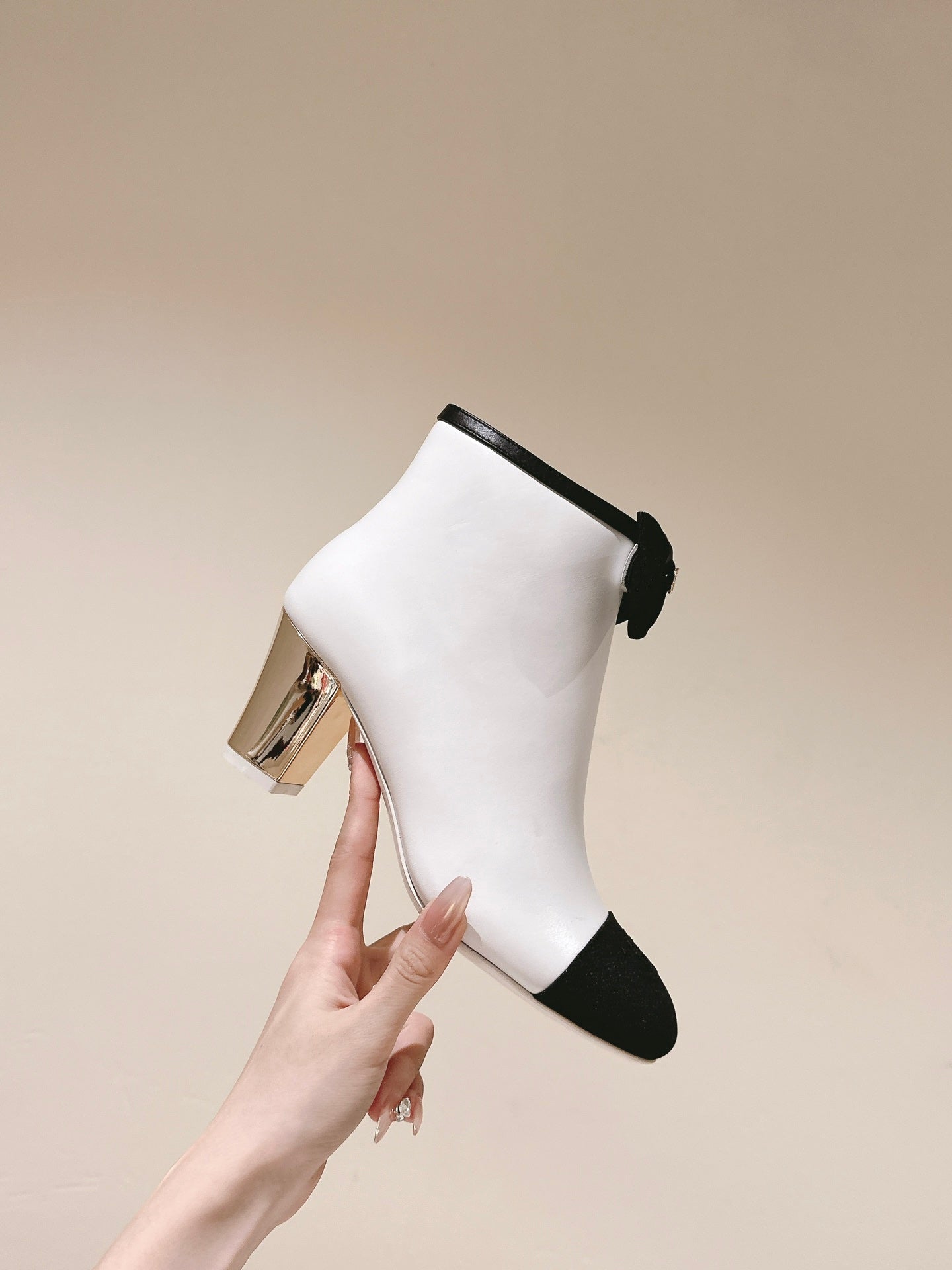 CC SHORT BOOST WHITE PURE LAMBSKIN - 35