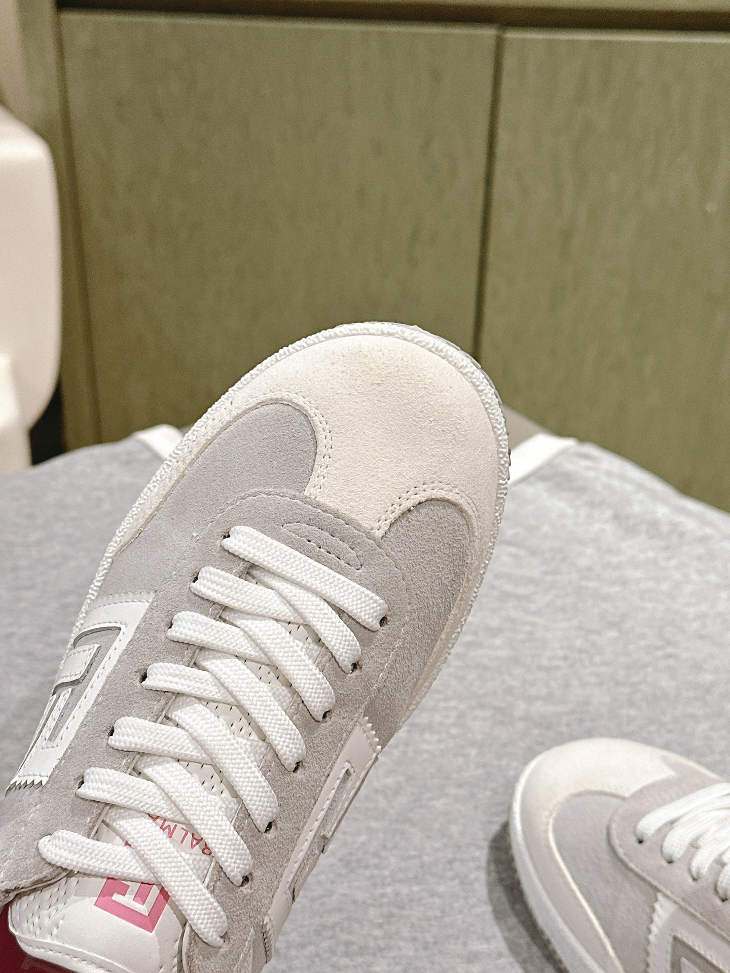 КРОСІВКИ BALMAIN 26S ЗІ СВІТЛО-БЕЖЕВОЇ ТА НІЖНО-СІРО-КОРИЧНЕВОЇ ЗАМШІ