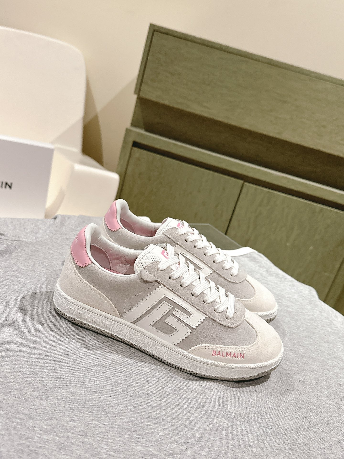 КРОСІВКИ BALMAIN 26S ЗІ СВІТЛО-БЕЖЕВОЇ ТА НІЖНО-СІРО-КОРИЧНЕВОЇ ЗАМШІ