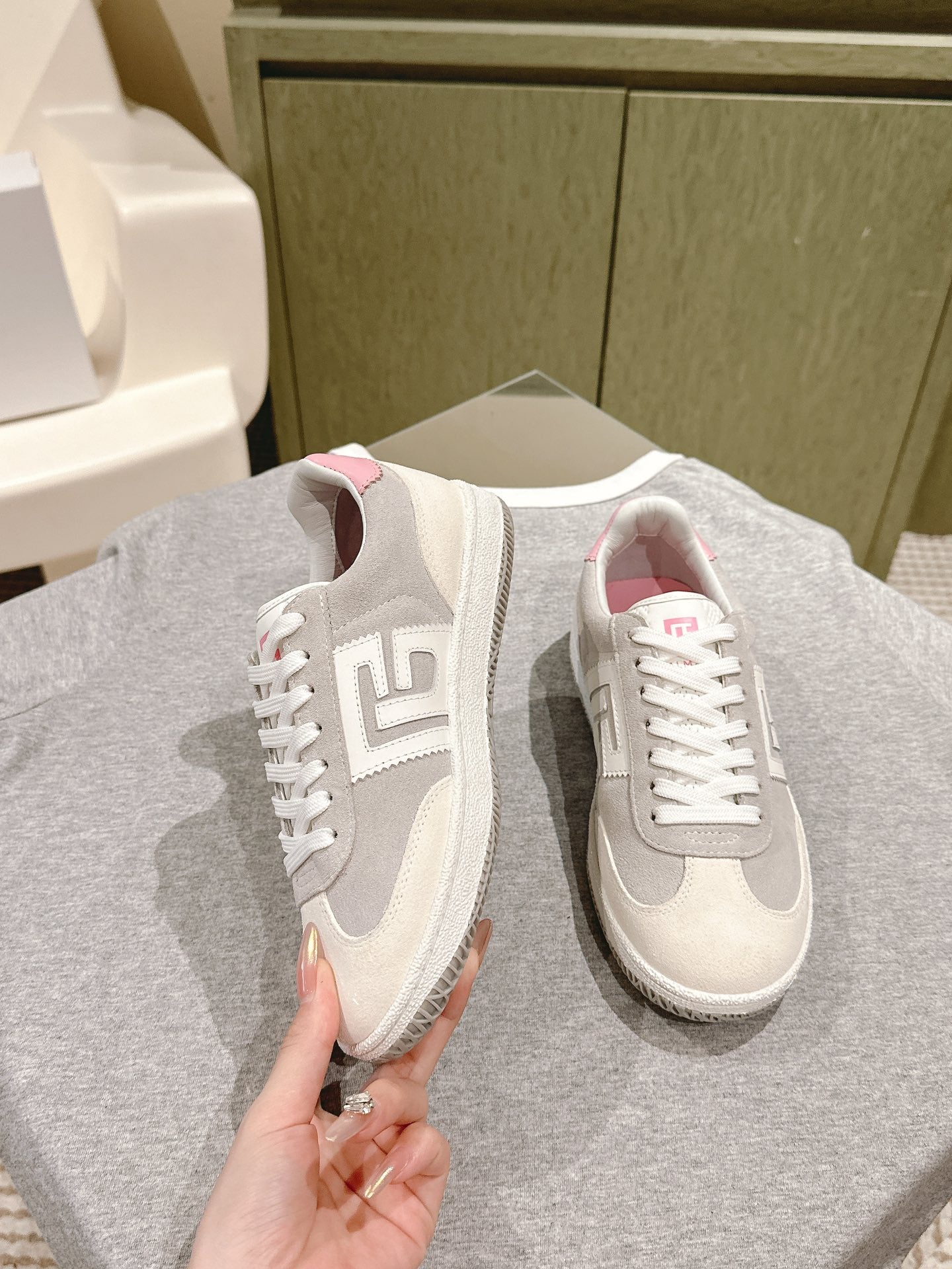 КРОСІВКИ BALMAIN 26S ЗІ СВІТЛО-БЕЖЕВОЇ ТА НІЖНО-СІРО-КОРИЧНЕВОЇ ЗАМШІ