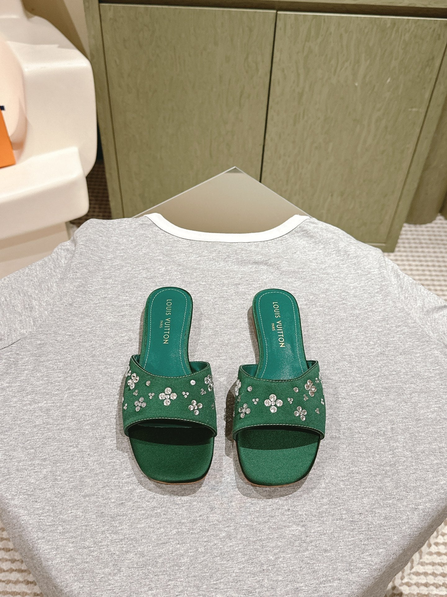 LV WOMEN FLAT MULE IN GREEN FOREST SATIN WITH RHINESTONE - 35