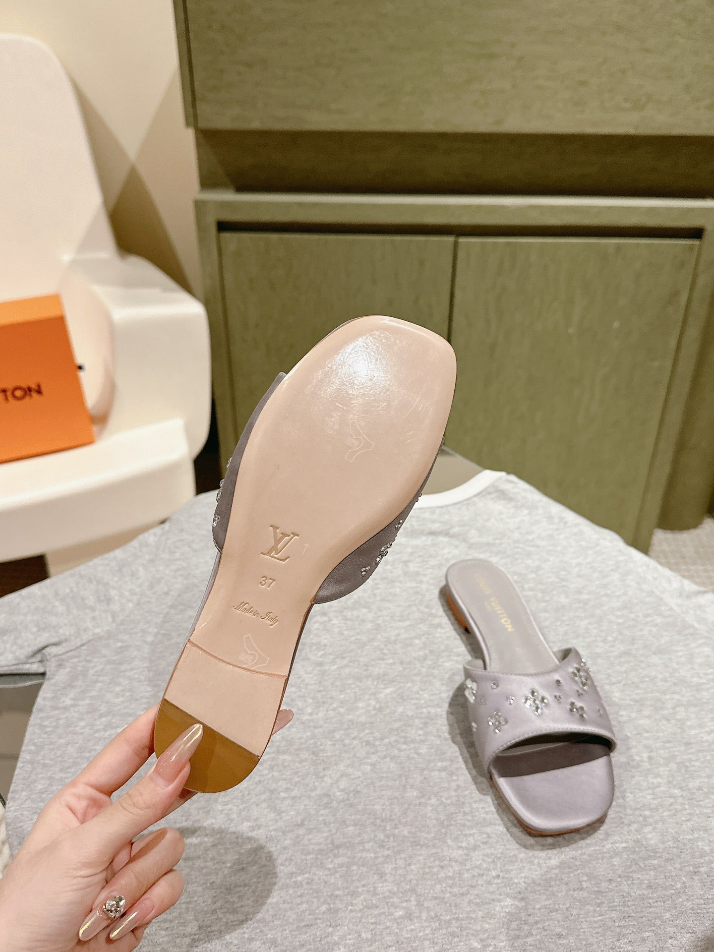 LV WOMEN FLAT MULE IN PASTEL PURPLE SATIN WITH RHINESTONE - 35