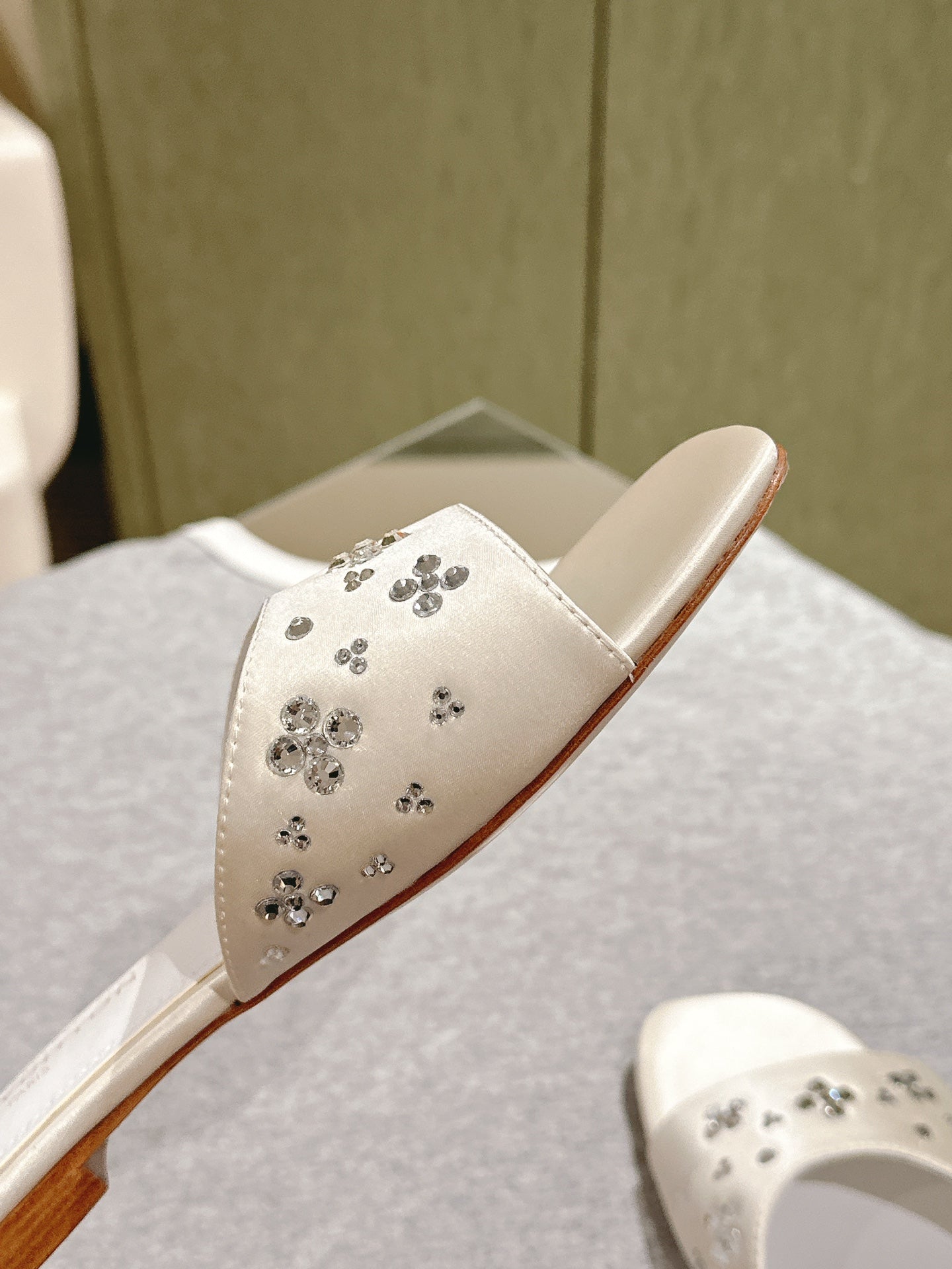 LV WOMEN FLAT MULE IN WHITE SATIN WITH RHINESTONE - 35
