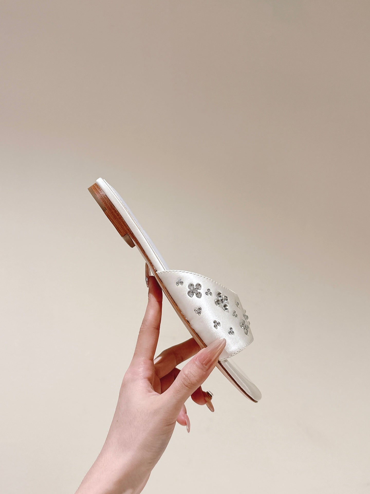 LV WOMEN FLAT MULE IN WHITE SATIN WITH RHINESTONE - 35
