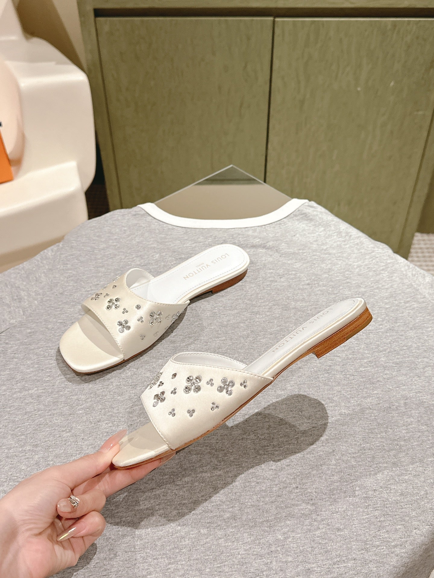 LV WOMEN FLAT MULE IN WHITE SATIN WITH RHINESTONE - 35