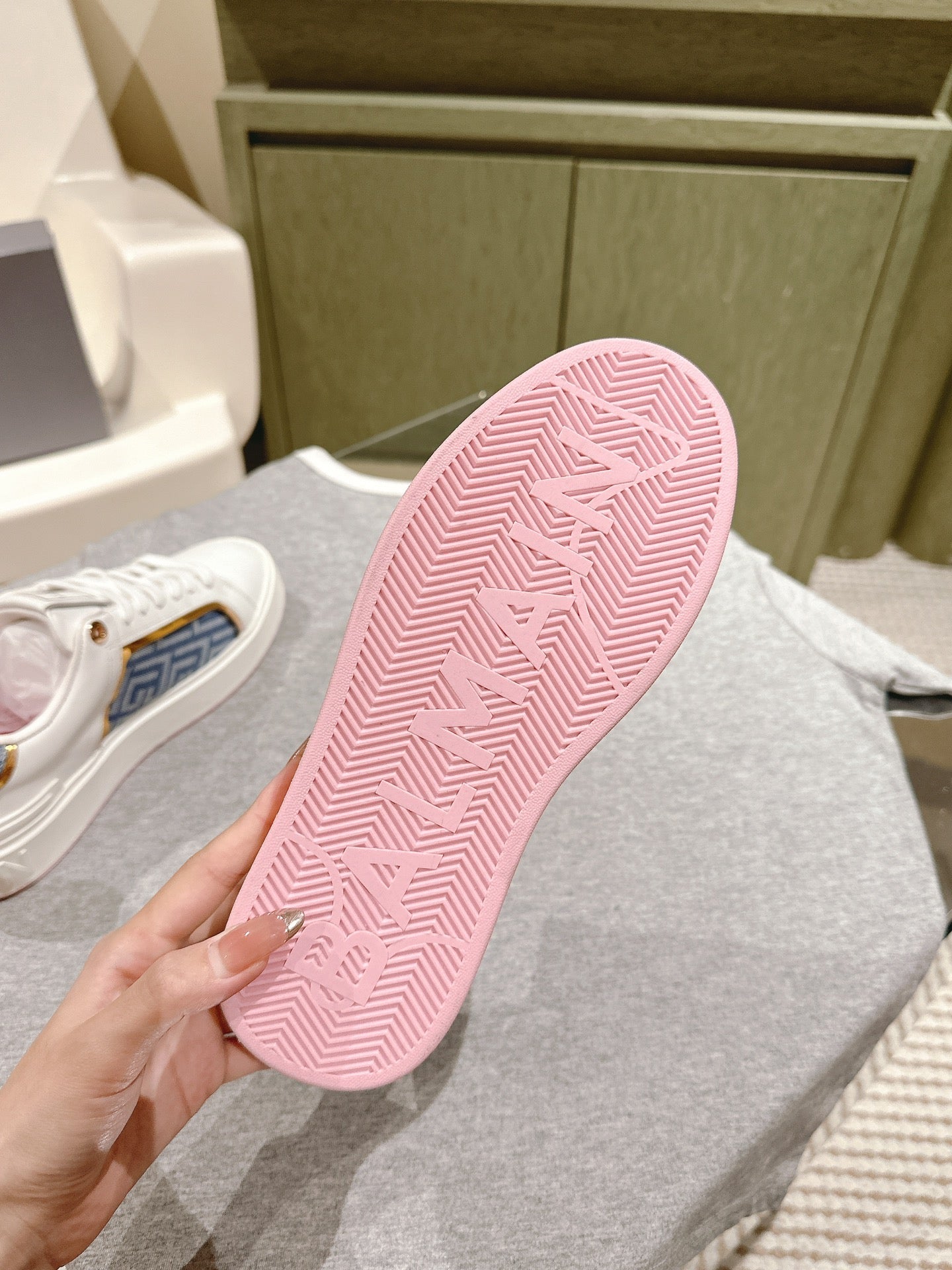 КРОСІВКИ BALMAIN 26S З БІЛОЇ ТЕЛЯЧОЇ ШКІРИ ТА СИНЬОГО ПОЛОТНА ЗІ СВІТЛО-РОЖЕВОЮ ПІДОШВОЮ
