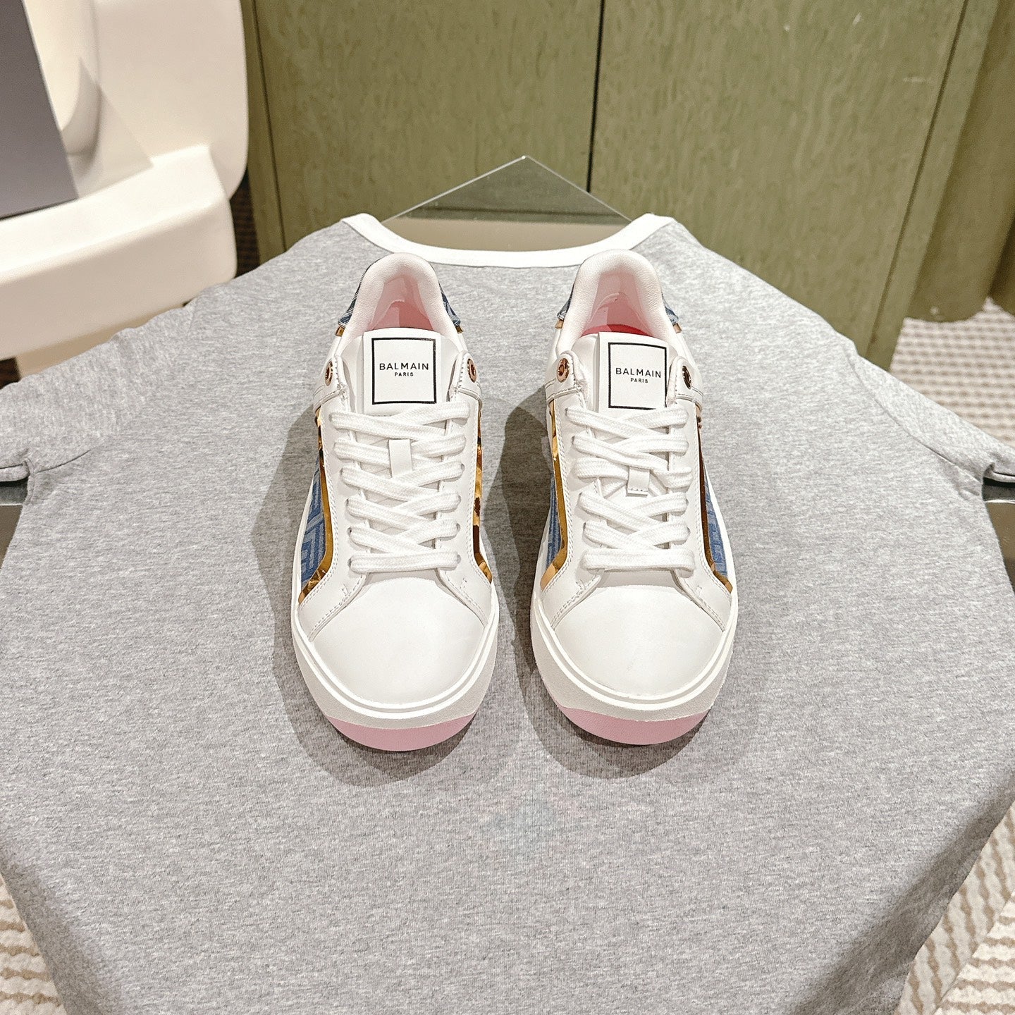 КРОСІВКИ BALMAIN 26S З БІЛОЇ ТЕЛЯЧОЇ ШКІРИ ТА СИНЬОГО ПОЛОТНА ЗІ СВІТЛО-РОЖЕВОЮ ПІДОШВОЮ