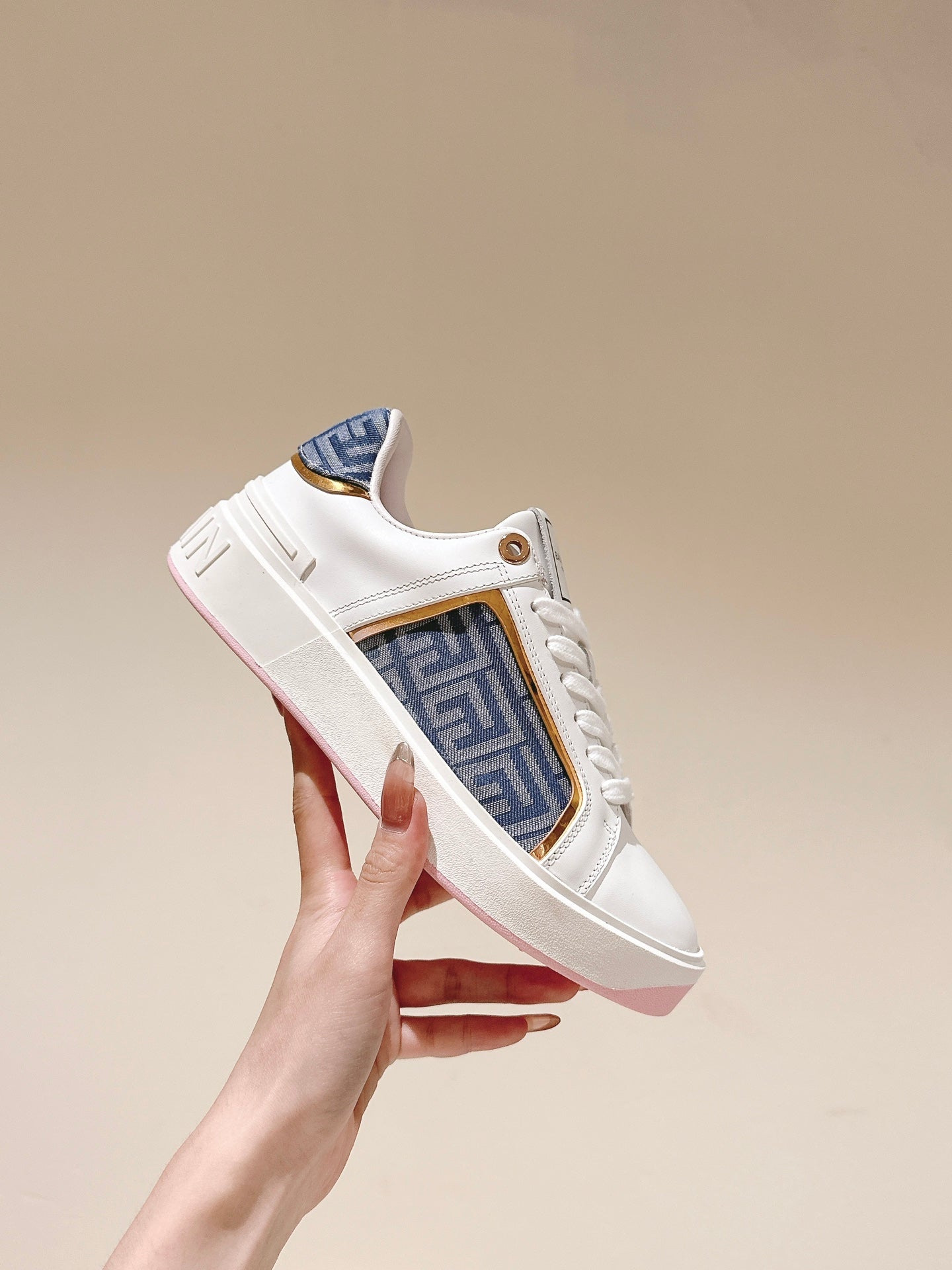 КРОСІВКИ BALMAIN 26S З БІЛОЇ ТЕЛЯЧОЇ ШКІРИ ТА СИНЬОГО ПОЛОТНА ЗІ СВІТЛО-РОЖЕВОЮ ПІДОШВОЮ