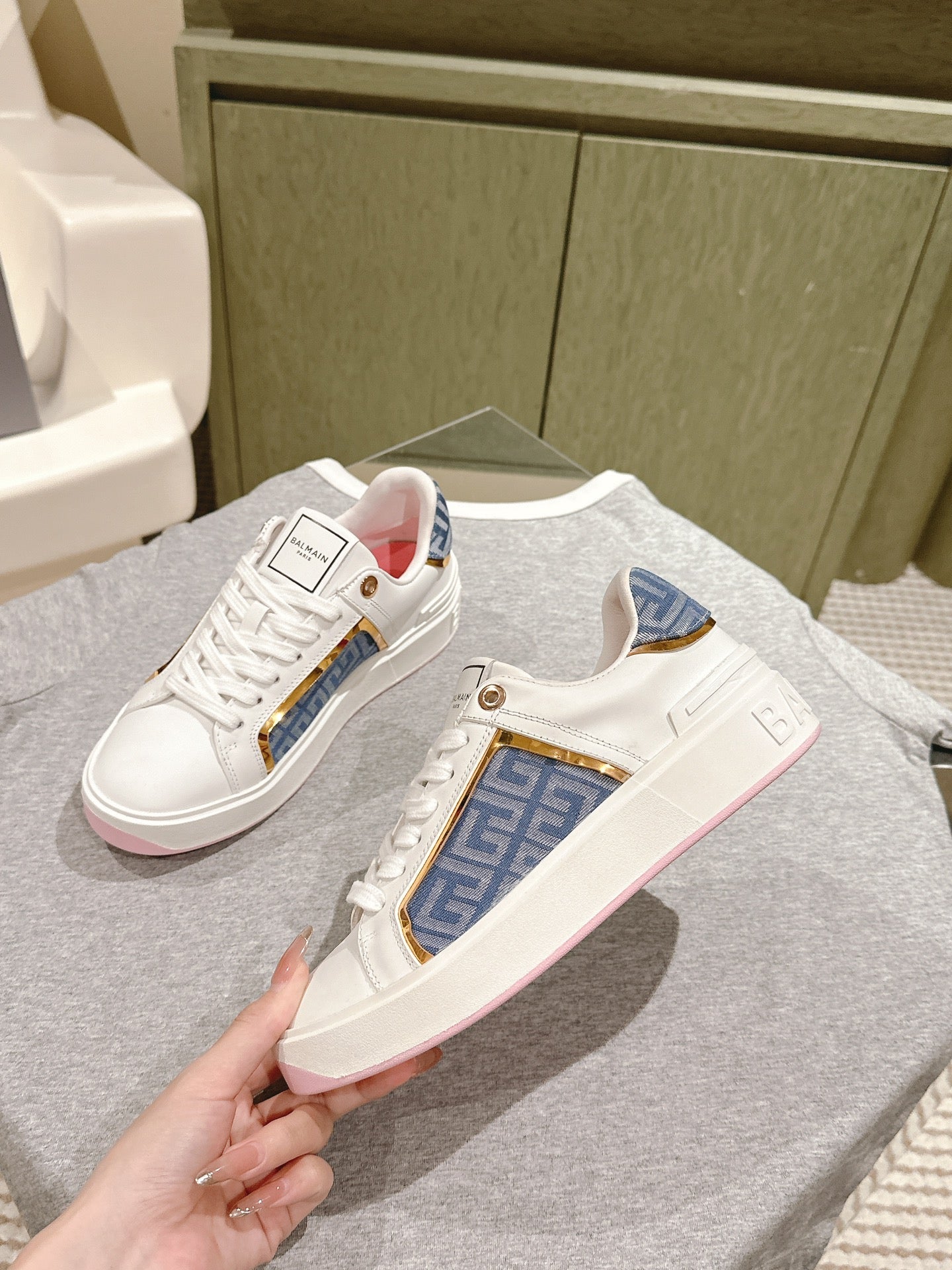 КРОСІВКИ BALMAIN 26S З БІЛОЇ ТЕЛЯЧОЇ ШКІРИ ТА СИНЬОГО ПОЛОТНА ЗІ СВІТЛО-РОЖЕВОЮ ПІДОШВОЮ