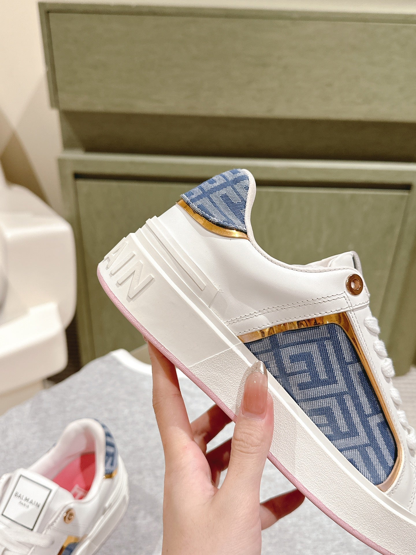 КРОСІВКИ BALMAIN 26S З БІЛОЇ ТЕЛЯЧОЇ ШКІРИ ТА СИНЬОГО ПОЛОТНА ЗІ СВІТЛО-РОЖЕВОЮ ПІДОШВОЮ