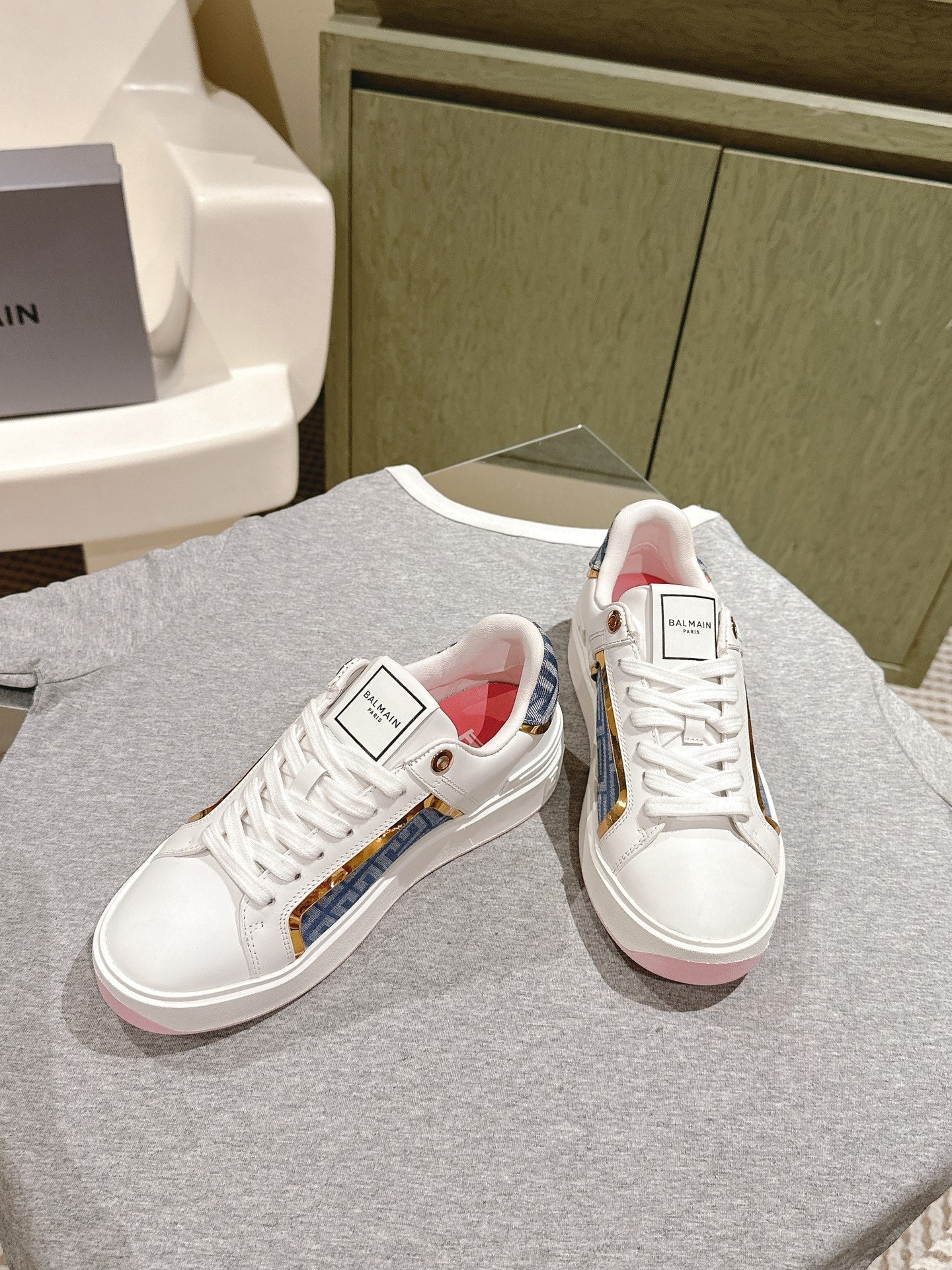 КРОСІВКИ BALMAIN 26S З БІЛОЇ ТЕЛЯЧОЇ ШКІРИ ТА СИНЬОГО ПОЛОТНА ЗІ СВІТЛО-РОЖЕВОЮ ПІДОШВОЮ