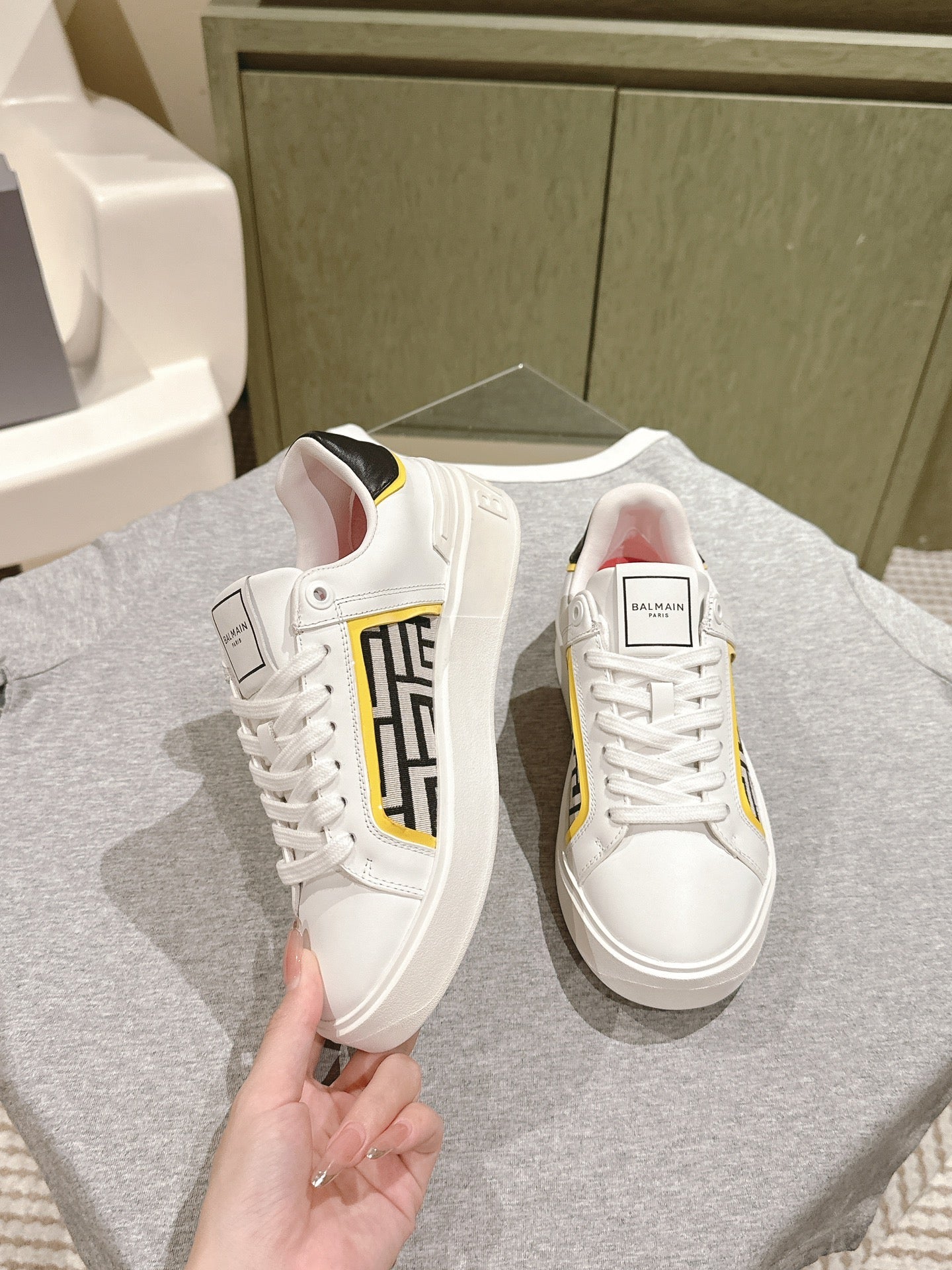 КРОСІВКИ BALMAIN 26S З БІЛОЇ ТЕЛЯЧОЇ ШКІРИ ТА БЕЖЕВОГО ПОЛОТНА