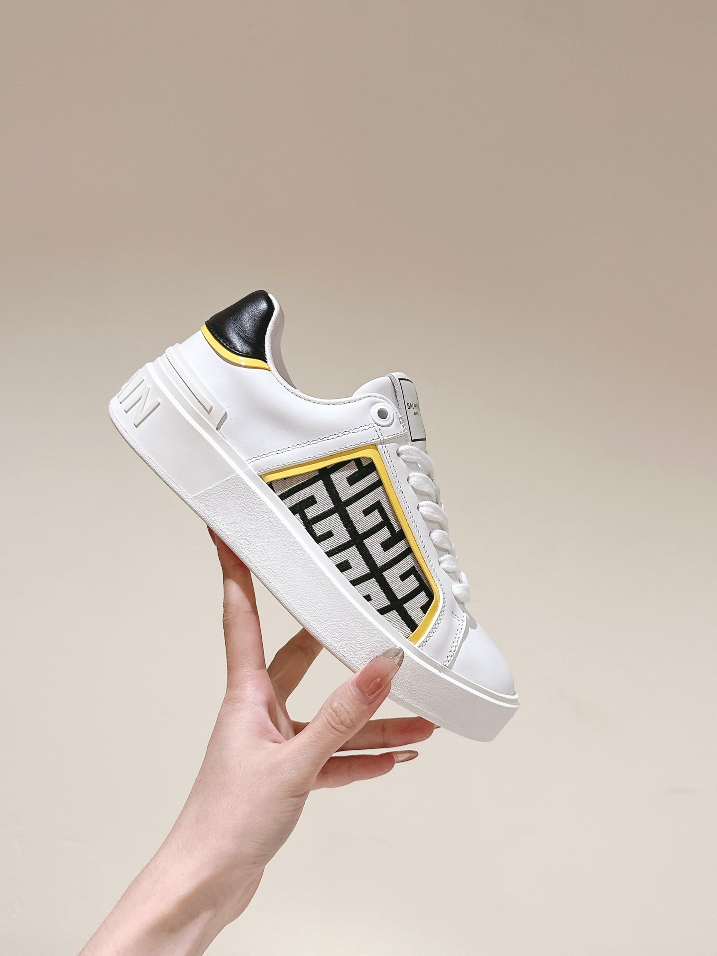 КРОСІВКИ BALMAIN 26S З БІЛОЇ ТЕЛЯЧОЇ ШКІРИ ТА БЕЖЕВОГО ПОЛОТНА