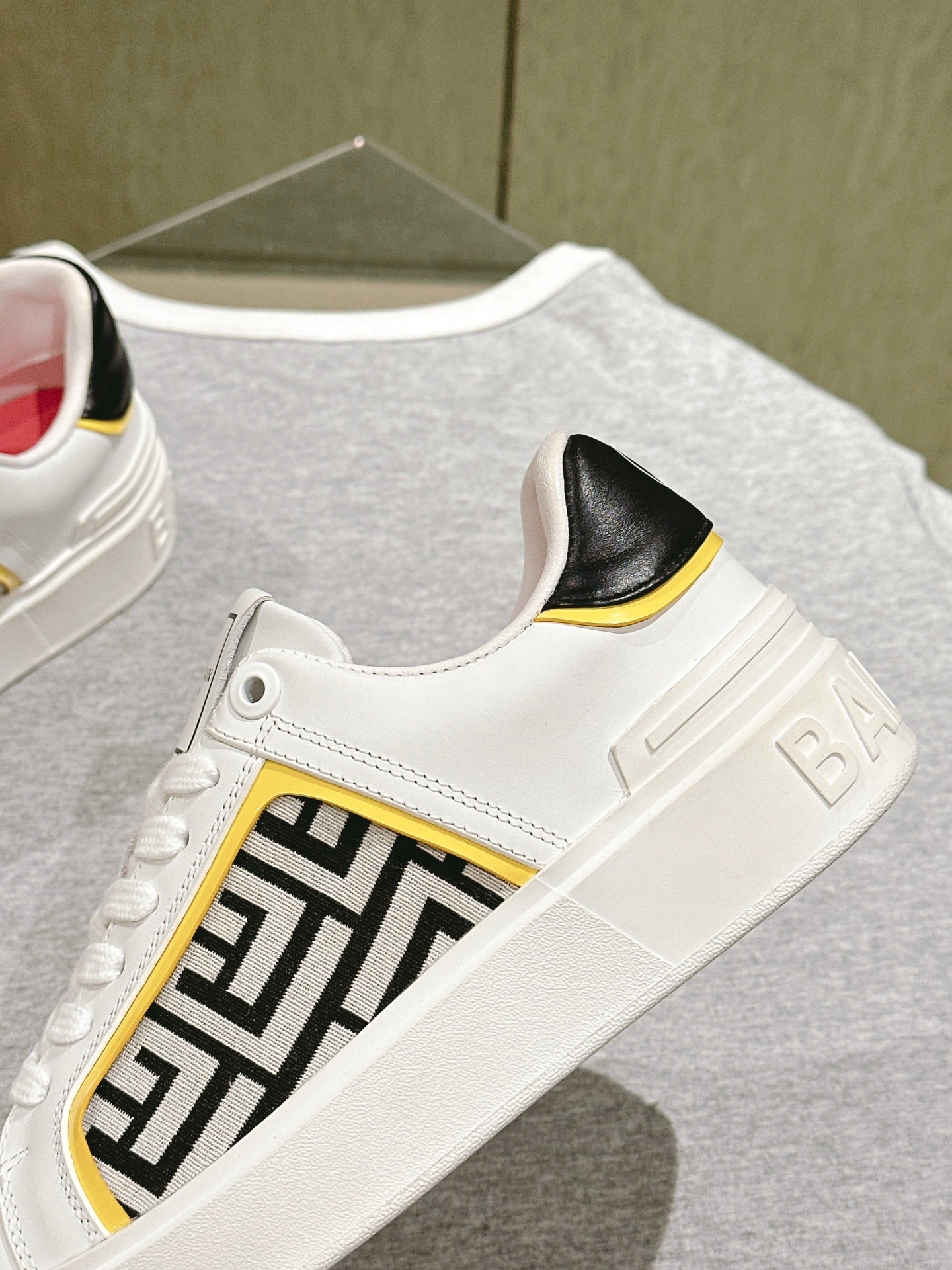 КРОСІВКИ BALMAIN 26S З БІЛОЇ ТЕЛЯЧОЇ ШКІРИ ТА БЕЖЕВОГО ПОЛОТНА