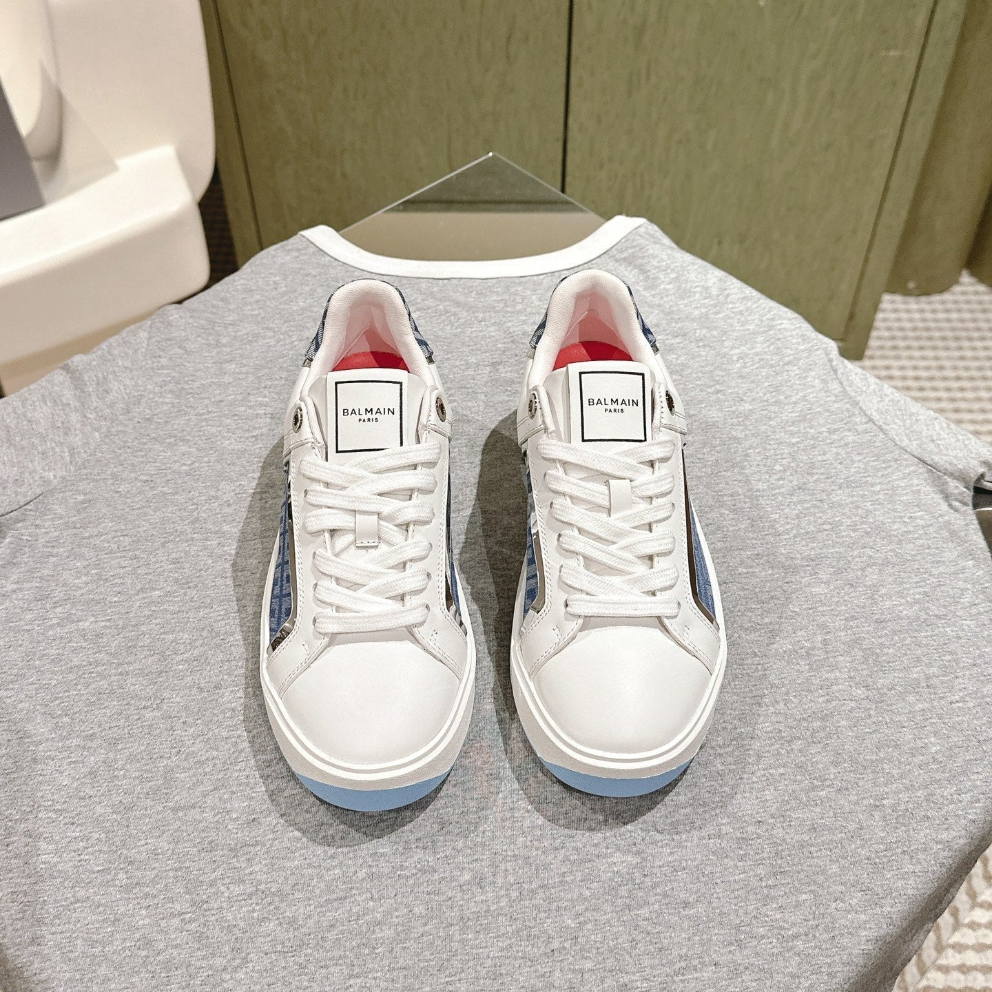 BALMAIN 26S КРОСІВКИ З БІЛОЇ ТЕЛЯЧОЇ ШКІРИ ТА СИНЬОГО КАНВАСУ З СИНЬОЮ ПІДОШВОЮ