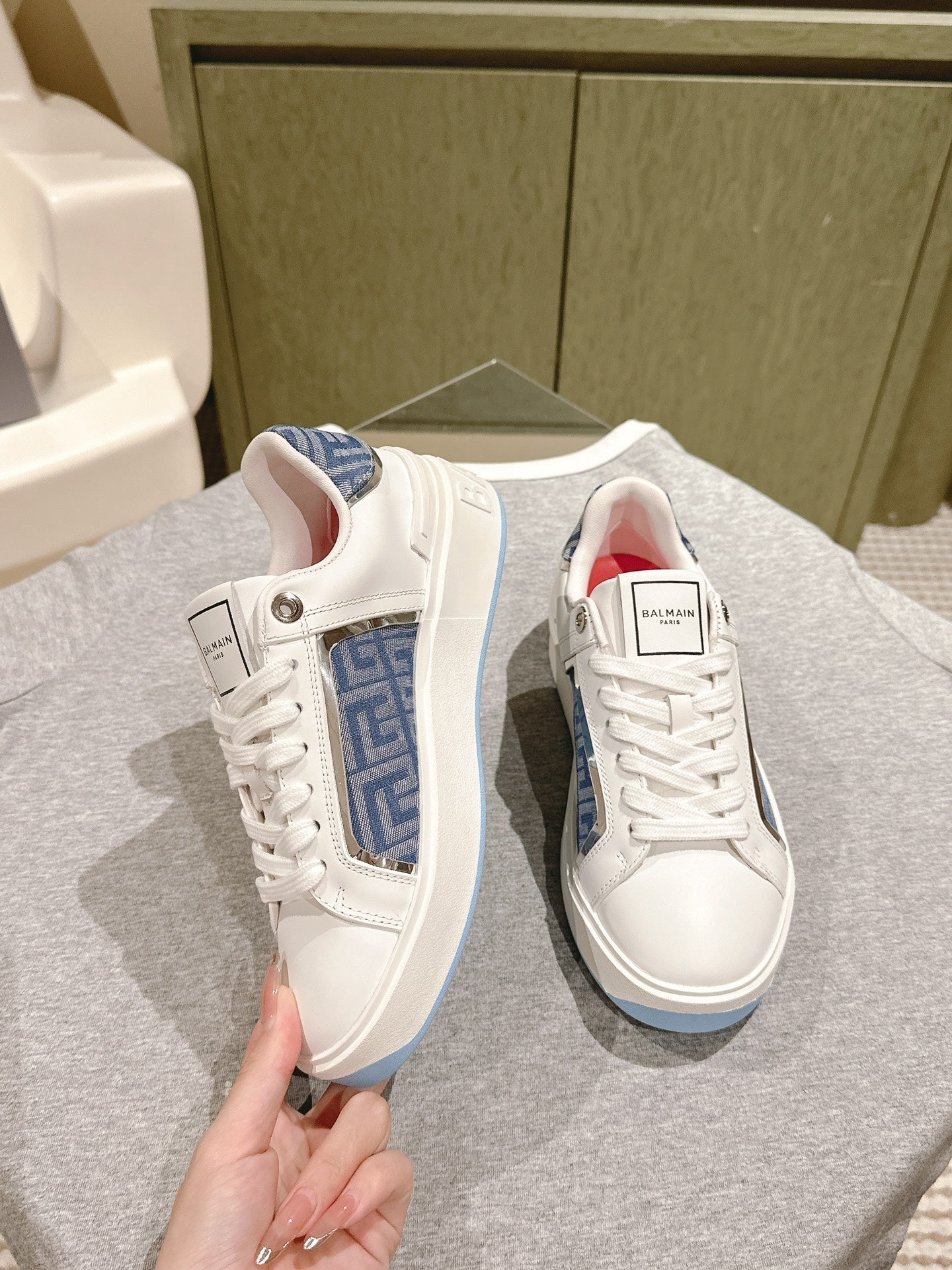 BALMAIN 26S КРОСІВКИ З БІЛОЇ ТЕЛЯЧОЇ ШКІРИ ТА СИНЬОГО КАНВАСУ З СИНЬОЮ ПІДОШВОЮ