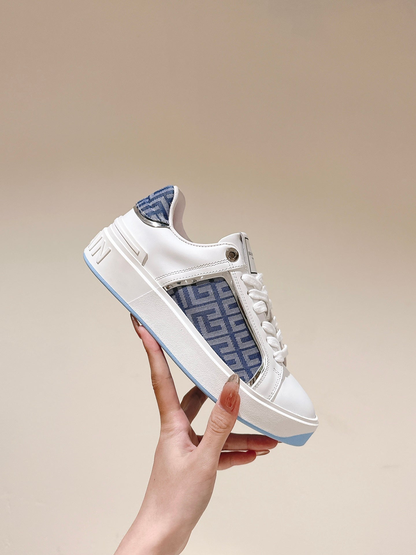 BALMAIN 26S КРОСІВКИ З БІЛОЇ ТЕЛЯЧОЇ ШКІРИ ТА СИНЬОГО КАНВАСУ З СИНЬОЮ ПІДОШВОЮ