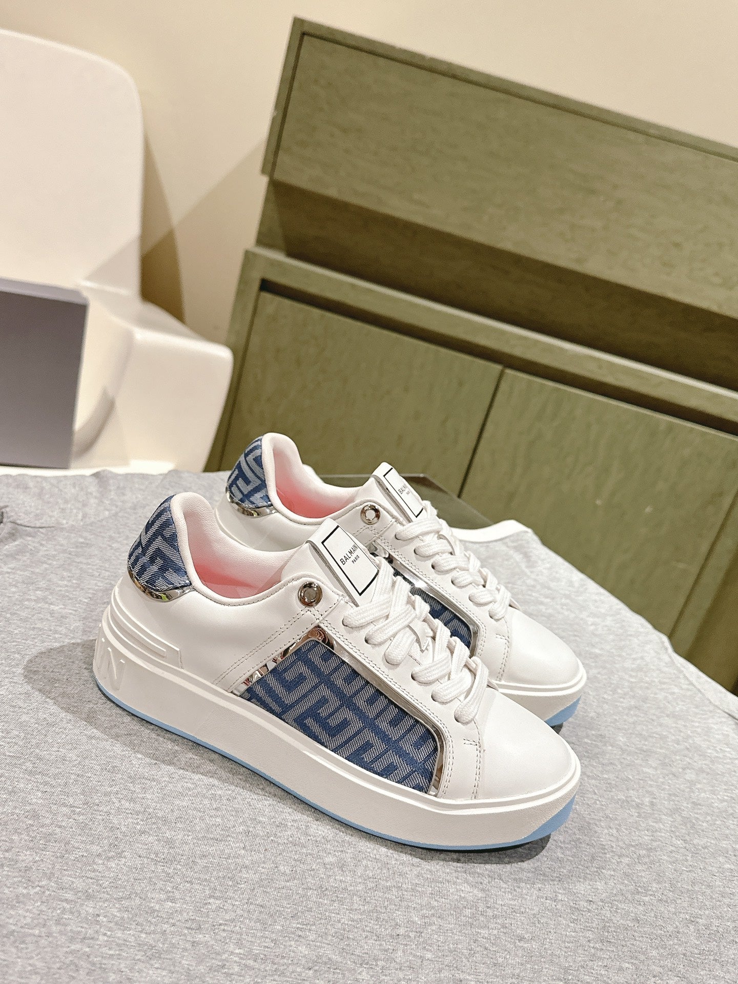 BALMAIN 26S КРОСІВКИ З БІЛОЇ ТЕЛЯЧОЇ ШКІРИ ТА СИНЬОГО КАНВАСУ З СИНЬОЮ ПІДОШВОЮ
