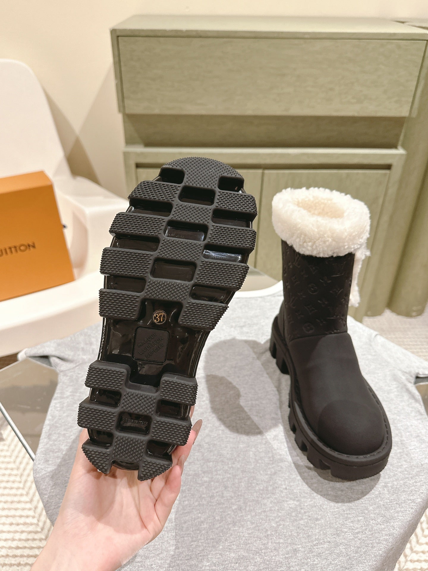 ANKLE BOOTS IN BLACK EMBOSSED CALFSKIN AND WHITE SHEARLING - 35