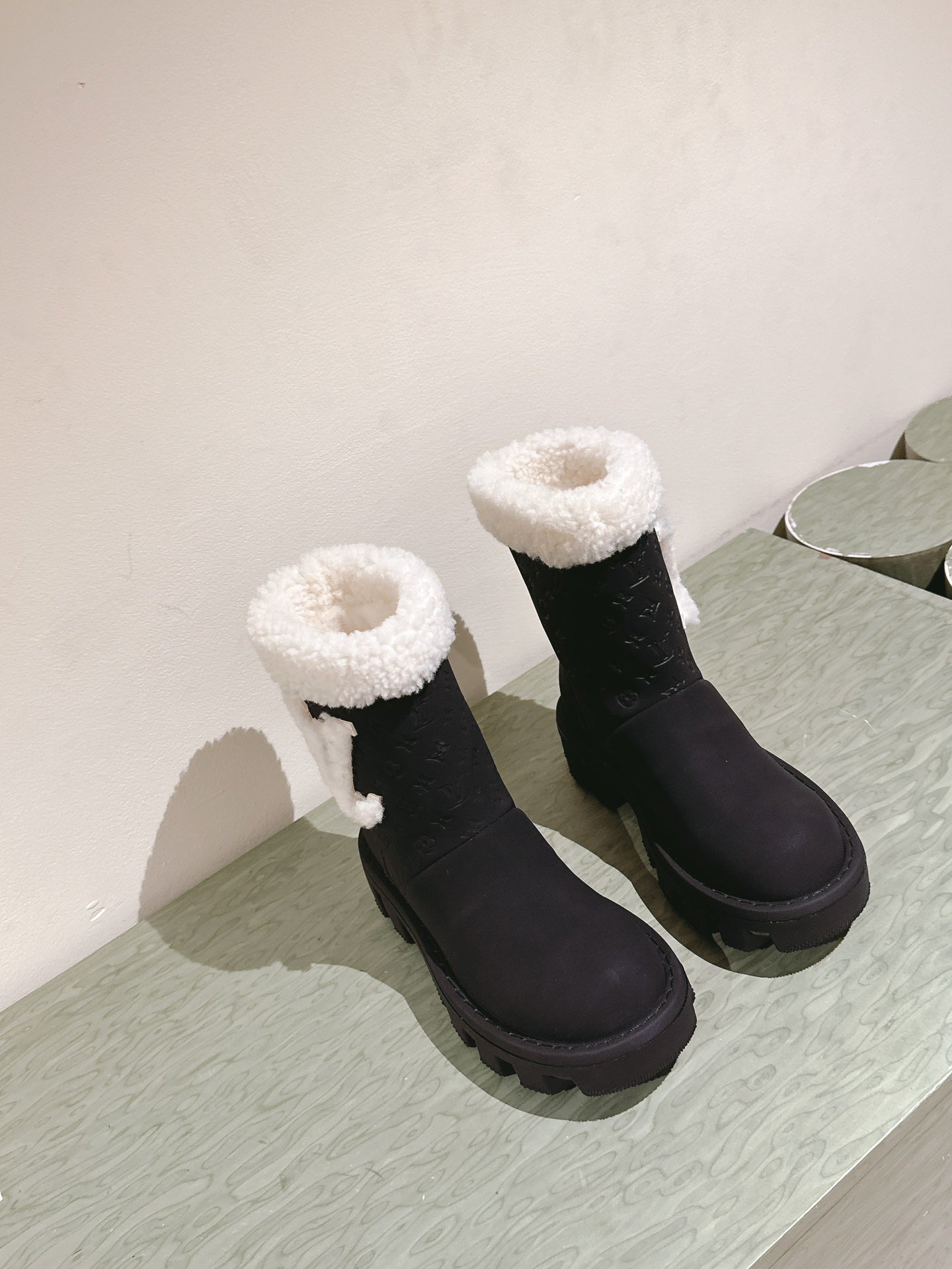ANKLE BOOTS IN BLACK EMBOSSED CALFSKIN AND WHITE SHEARLING - 35