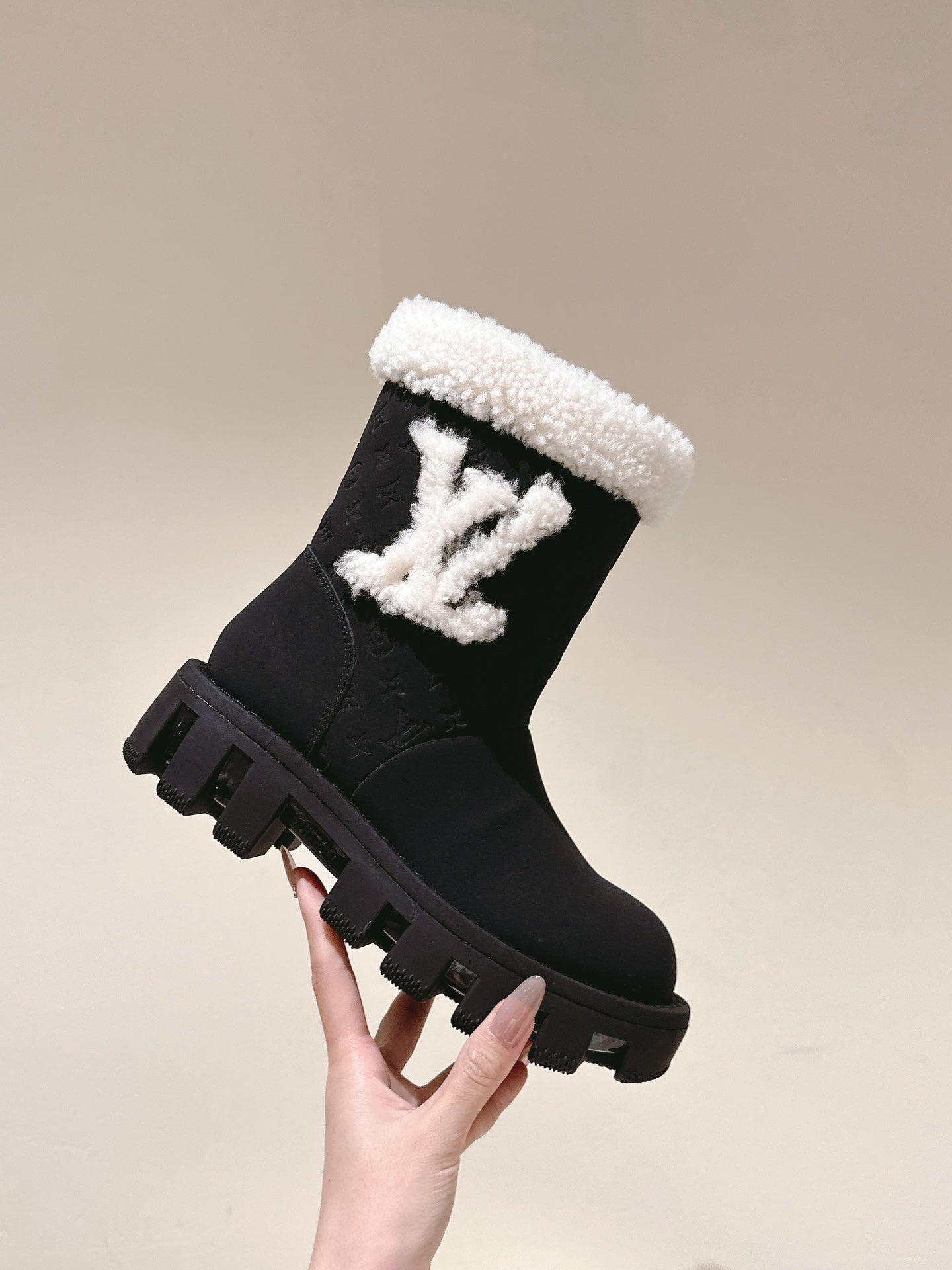 ANKLE BOOTS IN BLACK EMBOSSED CALFSKIN AND WHITE SHEARLING - 35