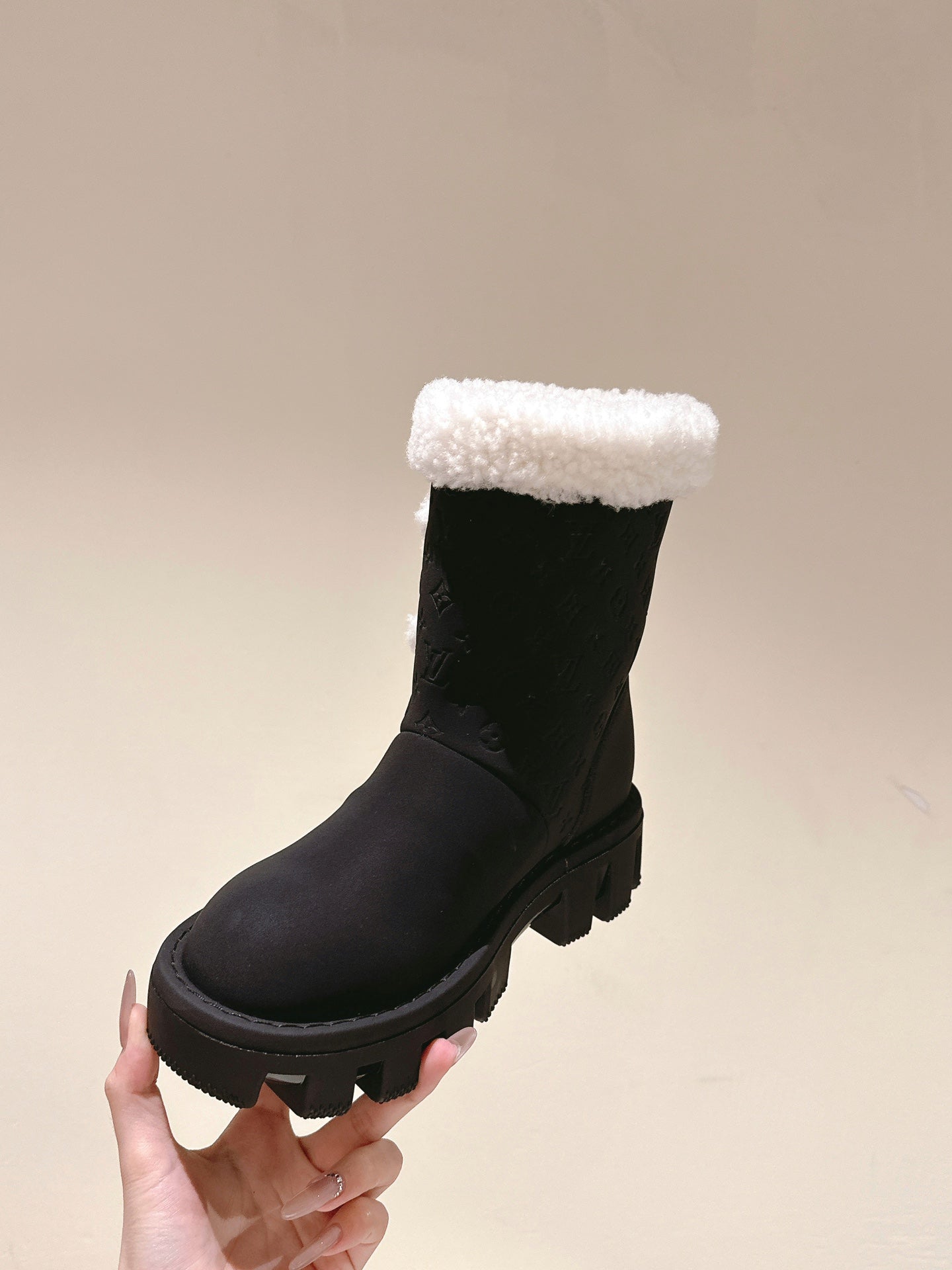 ANKLE BOOTS IN BLACK EMBOSSED CALFSKIN AND WHITE SHEARLING - 35