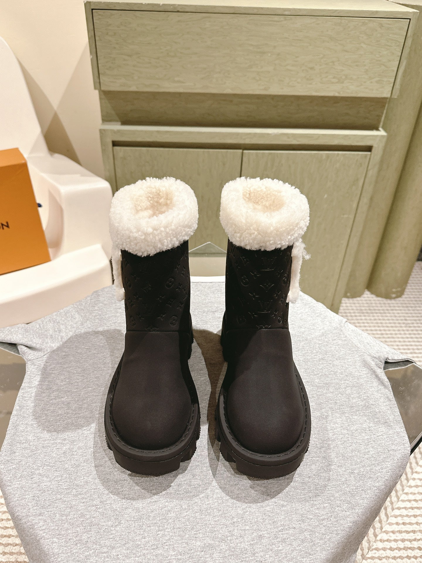 ANKLE BOOTS IN BLACK EMBOSSED CALFSKIN AND WHITE SHEARLING - 35