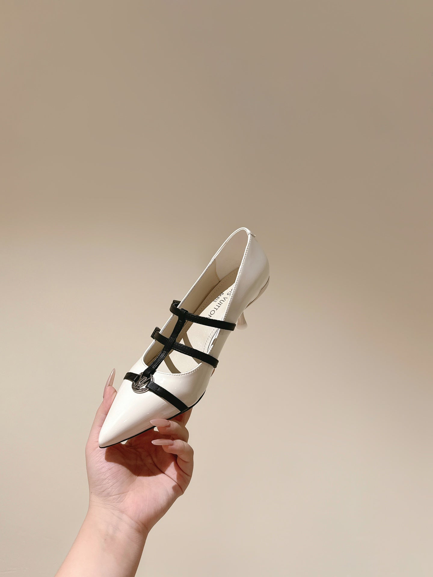 HIGH PUMP 45MM IN WHITE CALFSKIN WITH BLACK STRAPS - 35