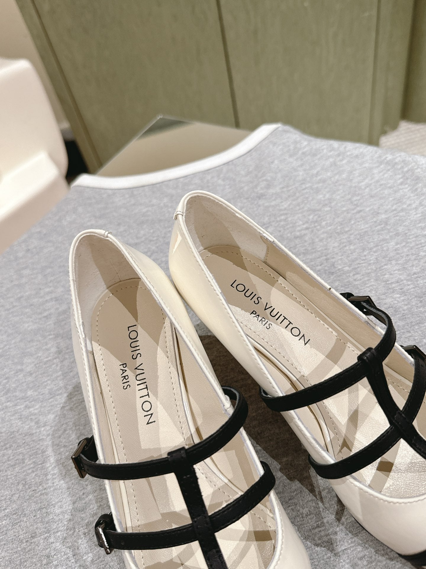 HIGH PUMP 45MM IN WHITE CALFSKIN WITH BLACK STRAPS - 35