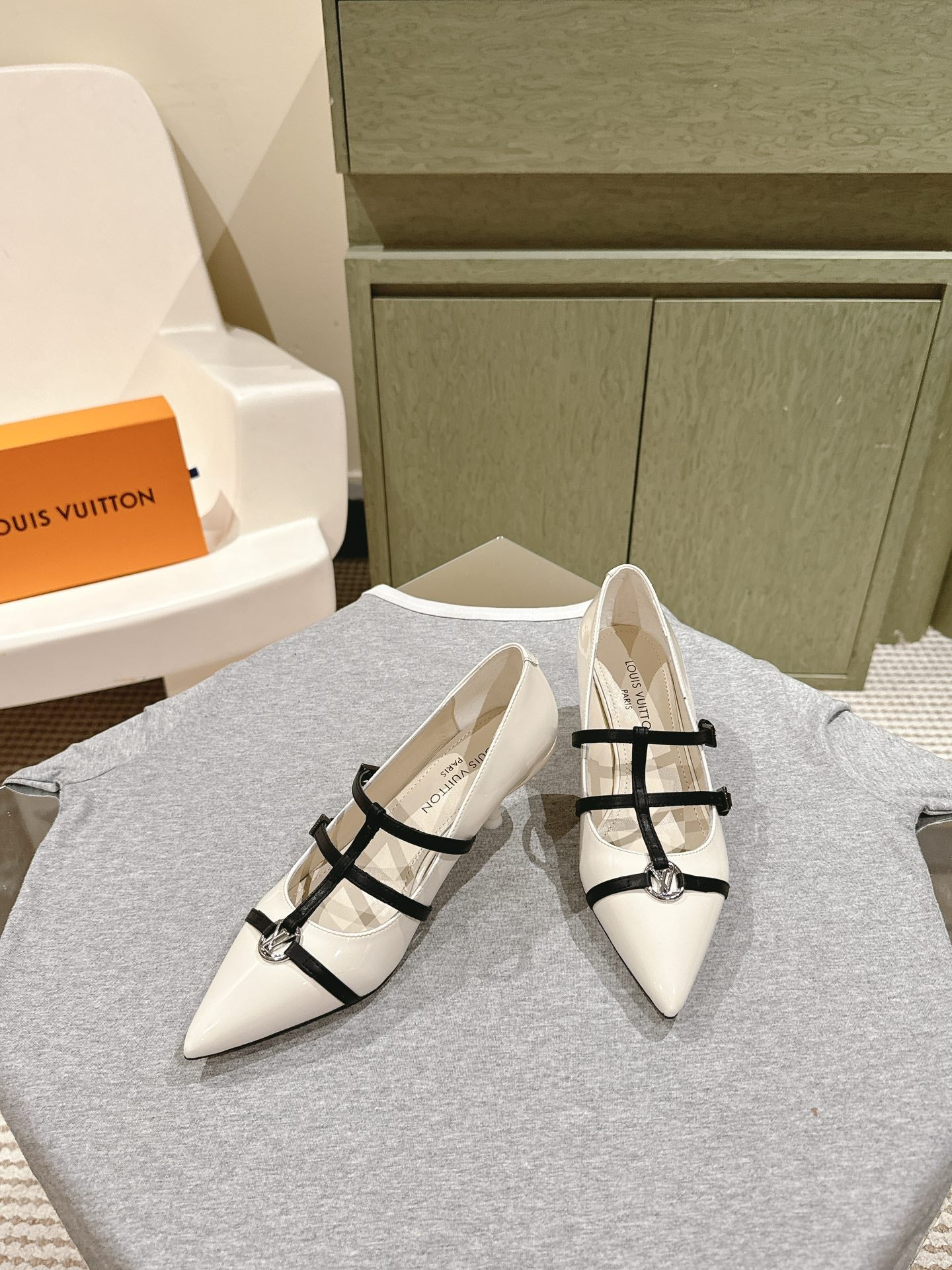 HIGH PUMP 45MM IN WHITE CALFSKIN WITH BLACK STRAPS - 35