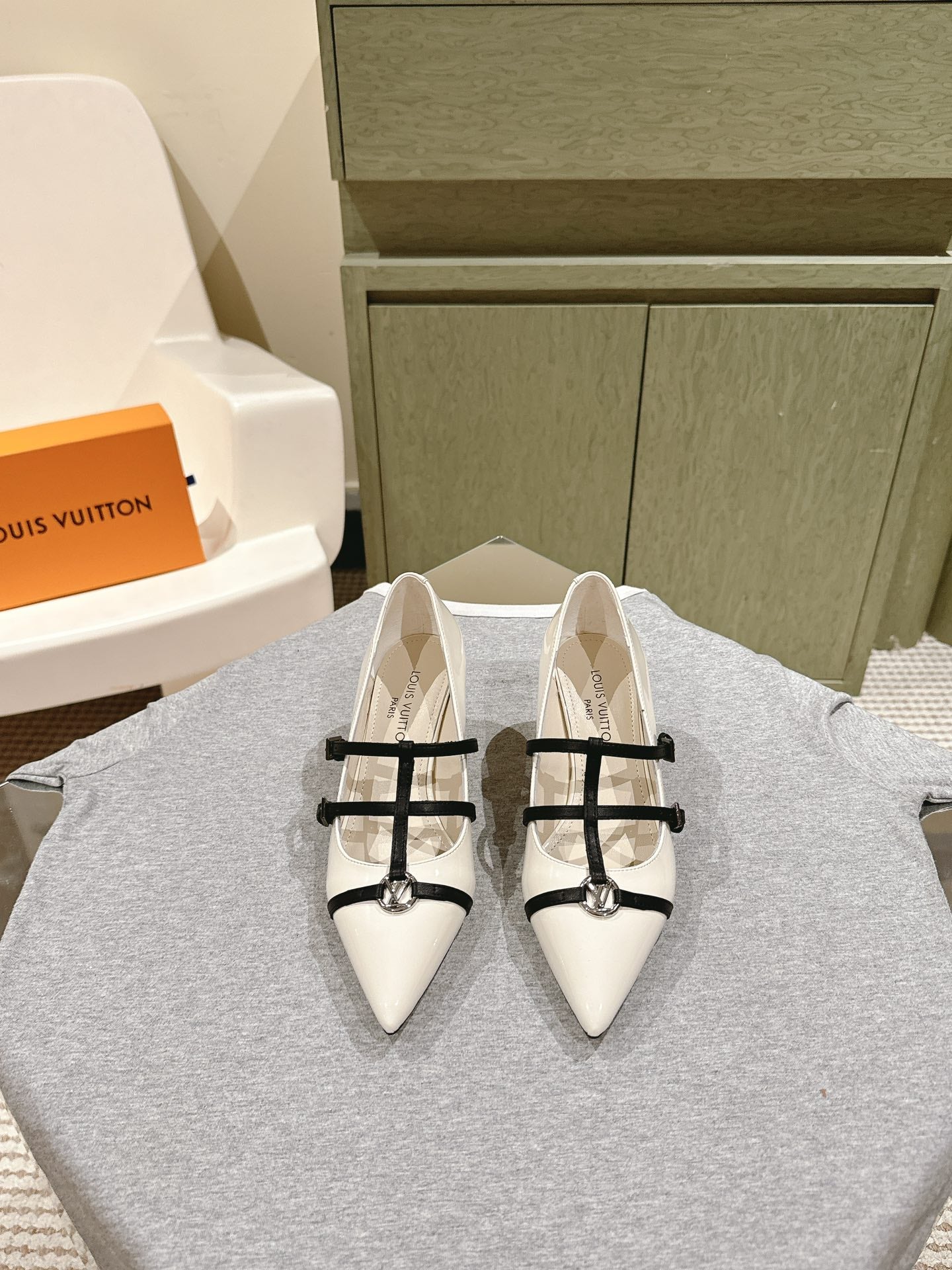 HIGH PUMP 45MM IN WHITE CALFSKIN WITH BLACK STRAPS - 35