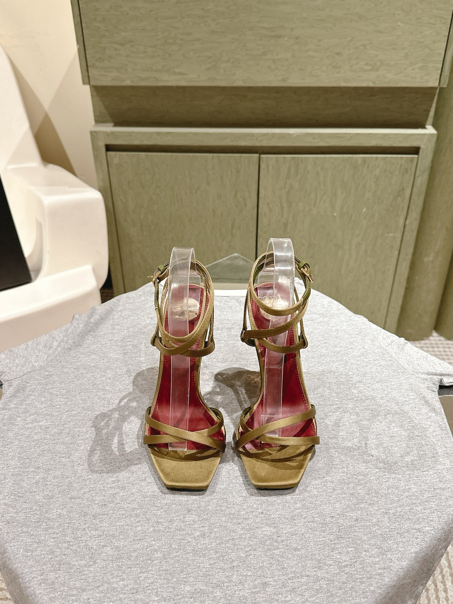 YSL 25S HIGH-HEEL SANDALS 100 MM IN MOSS GREEN SATIN WITH YSL LOGO HEEL DESIGN IN GOLD - 35