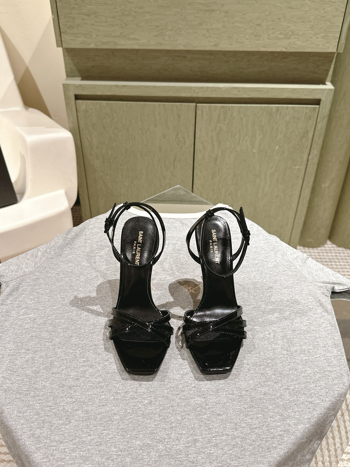 YSL 25S HIGH-HEEL SANDALS 100 MM IN BLACK GLOSSY LAMBSKIN WITH YSL LOGO HEEL DESIGN IN GOLD - 35