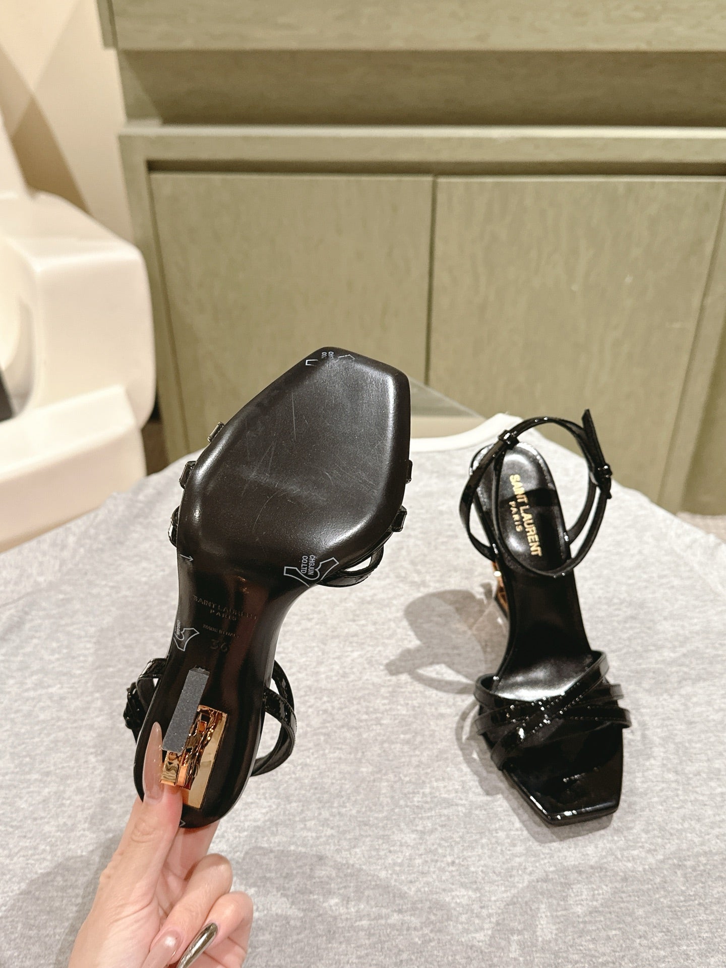 YSL 25S HIGH-HEEL SANDALS 100 MM IN BLACK GLOSSY LAMBSKIN WITH YSL LOGO HEEL DESIGN IN GOLD - 35