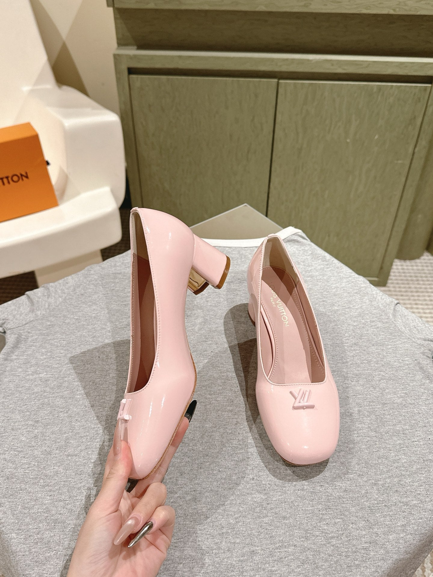 SWING HIGH PUMP 55 MM IN PALE PINK PATENT CALFSKIN - 35